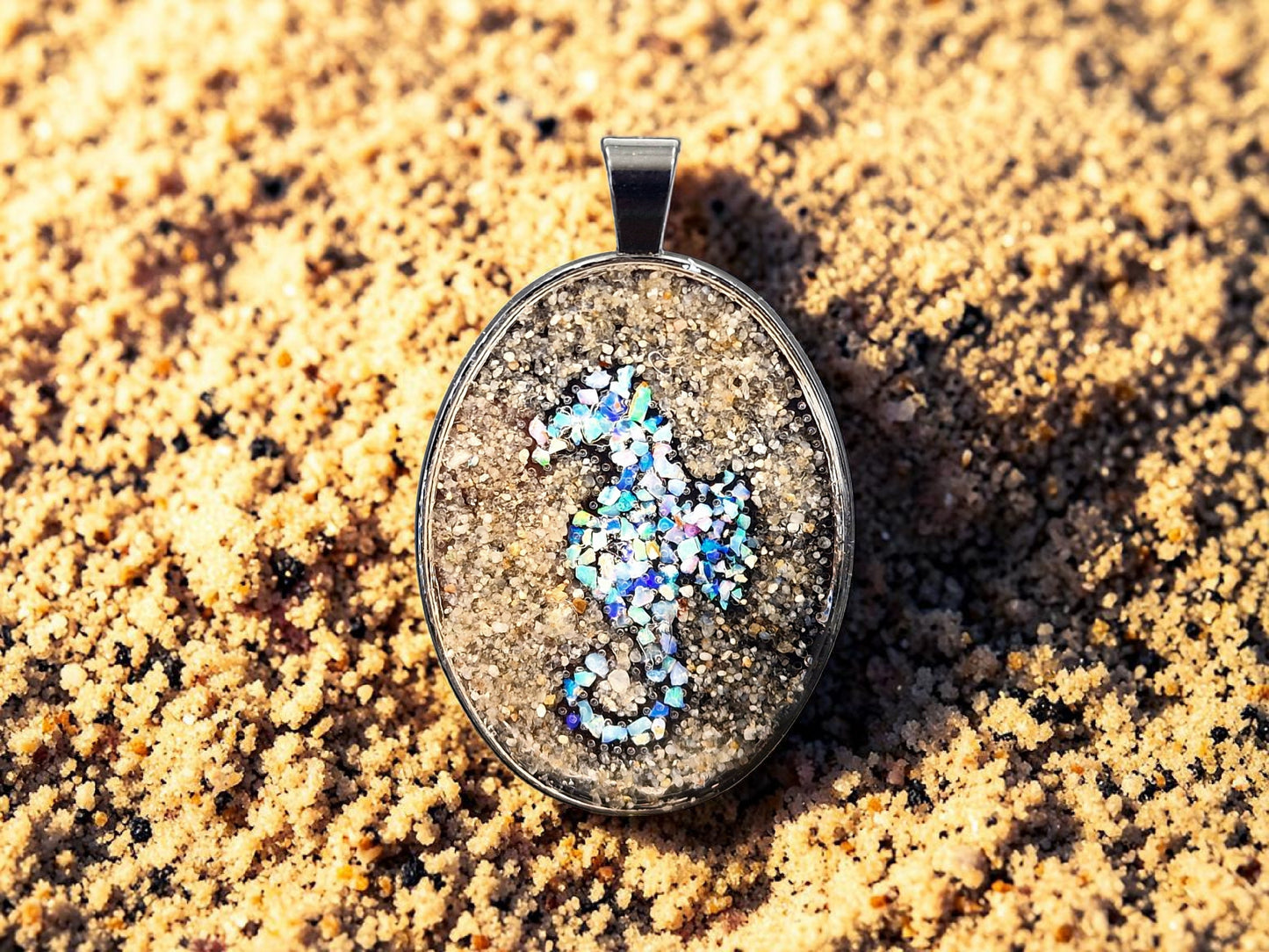 Maritimer schwarzer Edelstahlanhänger mit Sand aus Dangast, Seepferdchen aus bunten Lightning Ridge Opal Splittern, Unikat, von Hand individualisiert, Nr. 157
