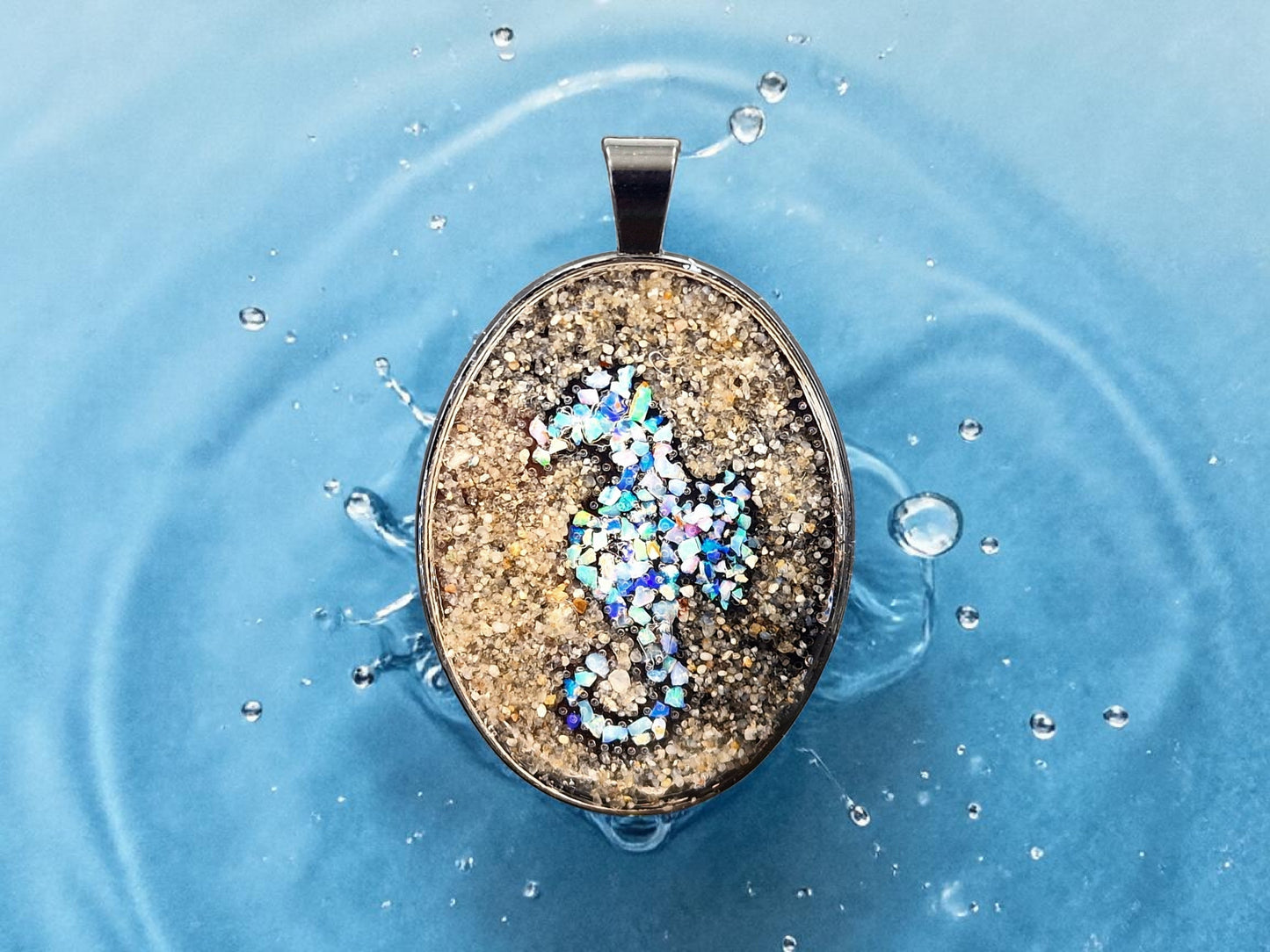Maritimer schwarzer Edelstahlanhänger mit Sand aus Dangast, Seepferdchen aus bunten Lightning Ridge Opal Splittern, Unikat, von Hand individualisiert, Nr. 157