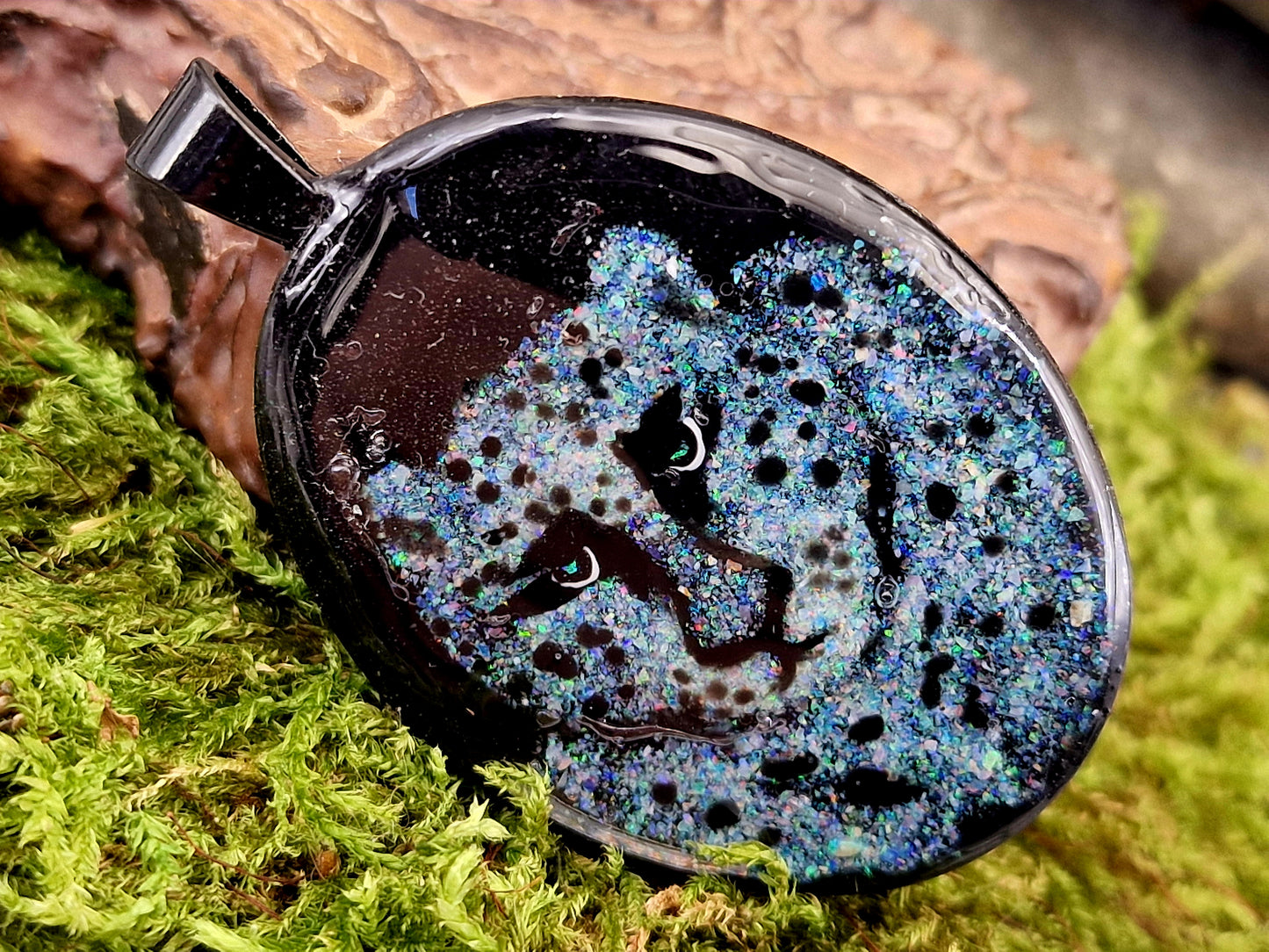 Edelstahl Anhänger in schwarz mit einem Jaguar aus bunten Lightning Ridge Opalsplittern, Unikat, von Hand individualisiert, Maße: 4,3cm x 3,2cm, Nr. 158