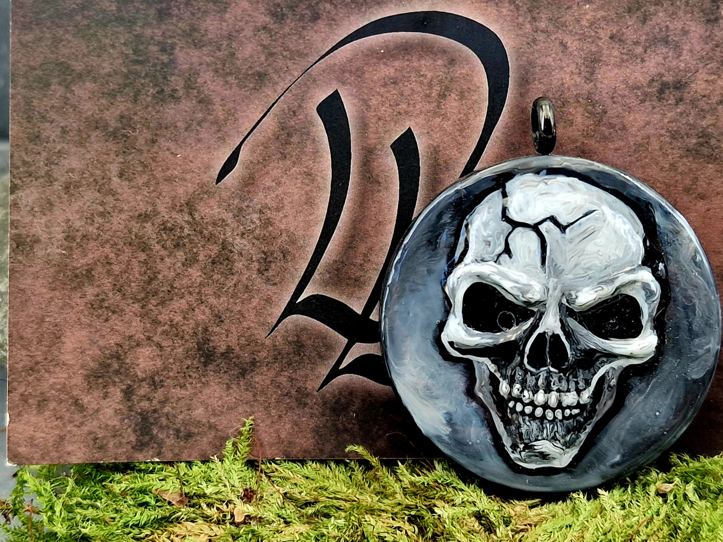 Totenkopf Medaillon zum auf/ zuschrauben, relifartig aus Lichthärtendem Kunststoff, Nr. 159, Kunststoff, Unikat, von Hand individualisiert, Maße: 4,6cm x 3,9cm