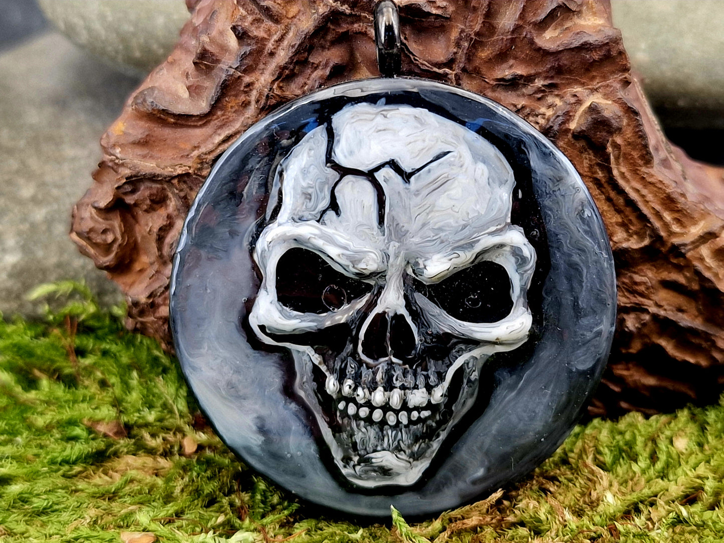 Totenkopf Medaillon zum auf/ zuschrauben, relifartig aus Lichthärtendem Kunststoff, Nr. 159, Kunststoff, Unikat, von Hand individualisiert, Maße: 4,6cm x 3,9cm