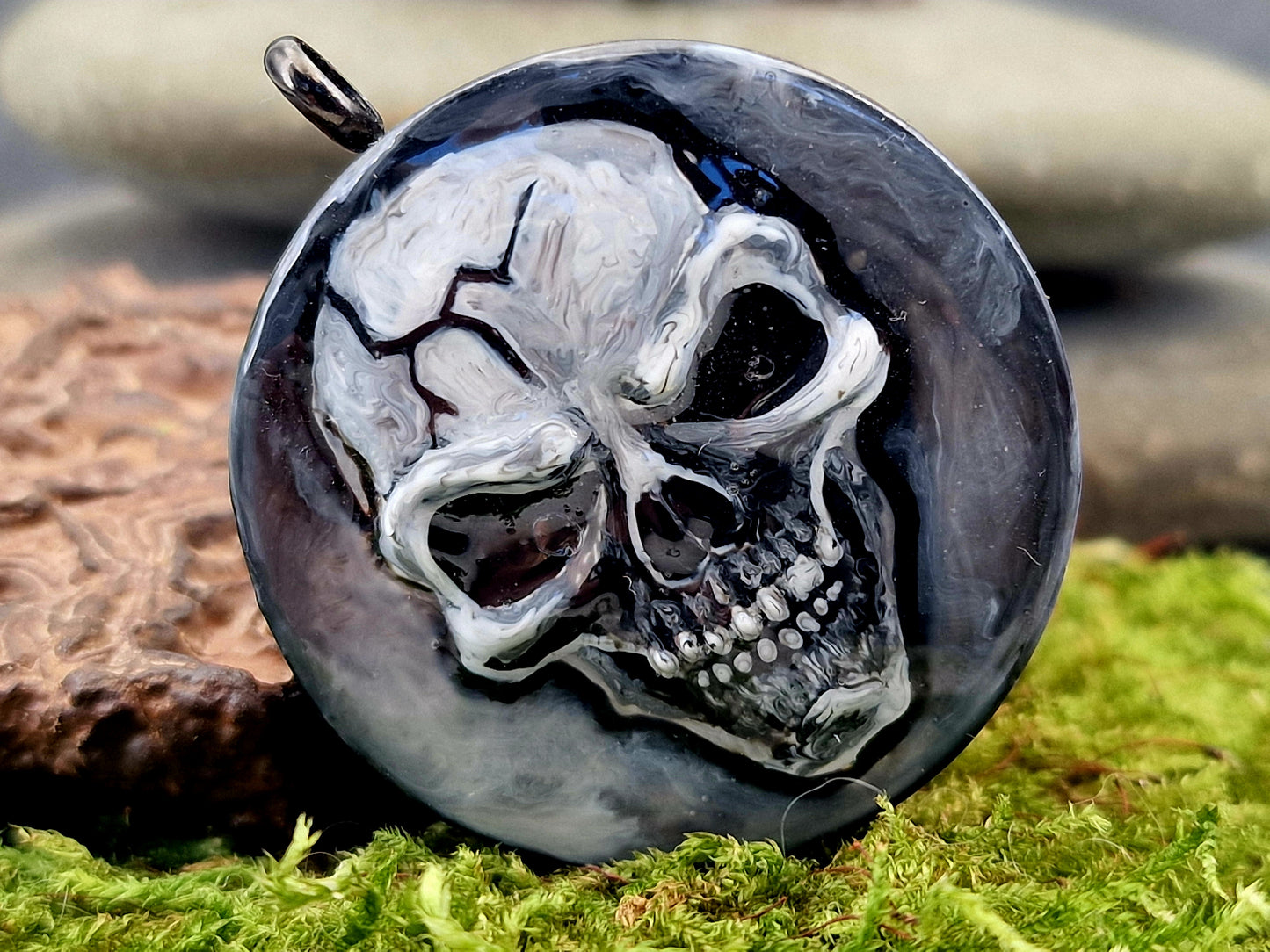 Totenkopf Medaillon zum auf/ zuschrauben, relifartig aus Lichthärtendem Kunststoff, Nr. 159, Kunststoff, Unikat, von Hand individualisiert, Maße: 4,6cm x 3,9cm
