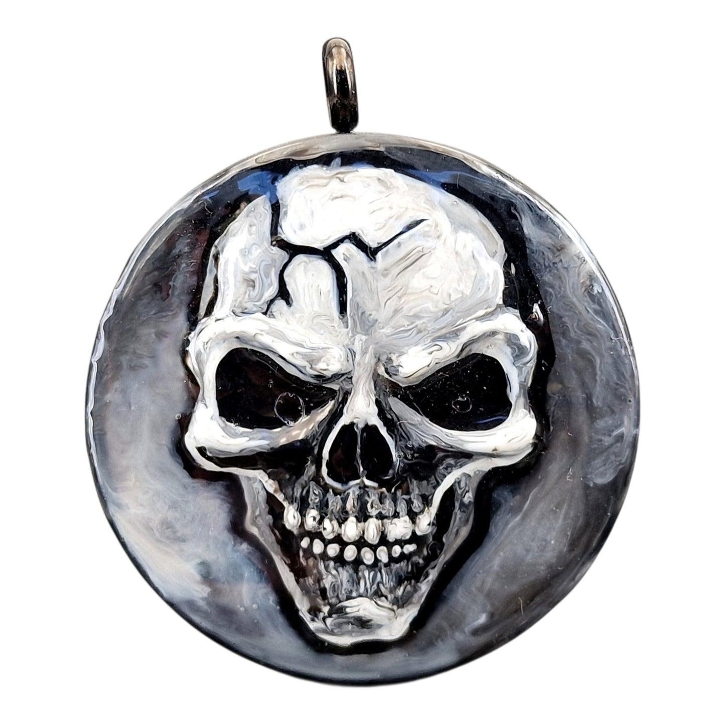 Totenkopf Medaillon zum auf/ zuschrauben, relifartig aus Lichthärtendem Kunststoff, Nr. 159, Kunststoff, Unikat, von Hand individualisiert, Maße: 4,6cm x 3,9cm