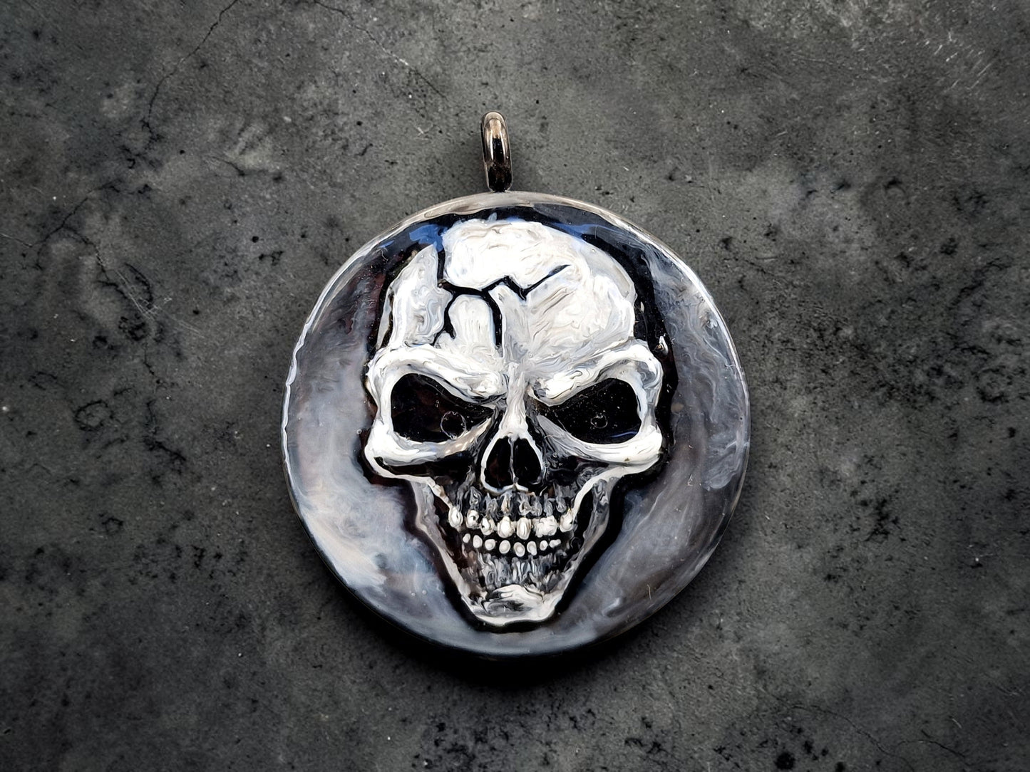 Totenkopf Medaillon zum auf/ zuschrauben, relifartig aus Lichthärtendem Kunststoff, Nr. 159, Kunststoff, Unikat, von Hand individualisiert, Maße: 4,6cm x 3,9cm