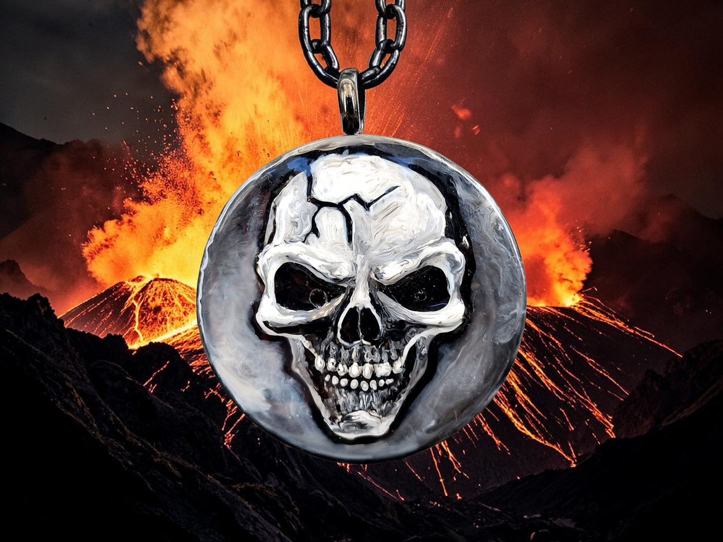 Totenkopf Medaillon zum auf/ zuschrauben, relifartig aus Lichthärtendem Kunststoff, Nr. 159, Kunststoff, Unikat, von Hand individualisiert, Maße: 4,6cm x 3,9cm