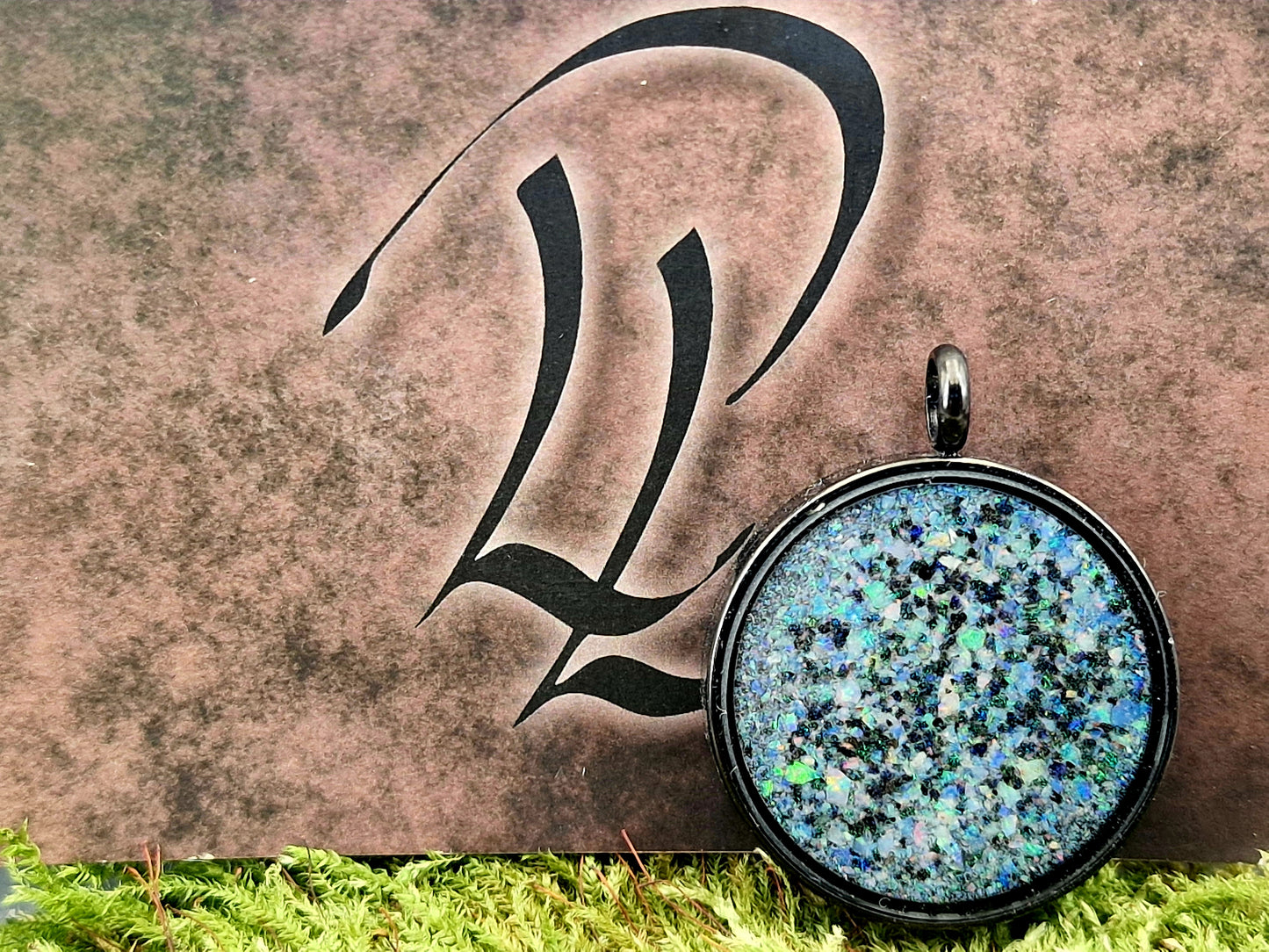 Anhänger aus schwarzem Edelstahl/Glaseinsatz, Nr. 160, mit bunten Andamooka Matrix und Lightning Ridge Opalsplittern, Maße: 3,6cm x 2,9cm, Unikat, von Hand individualisiert