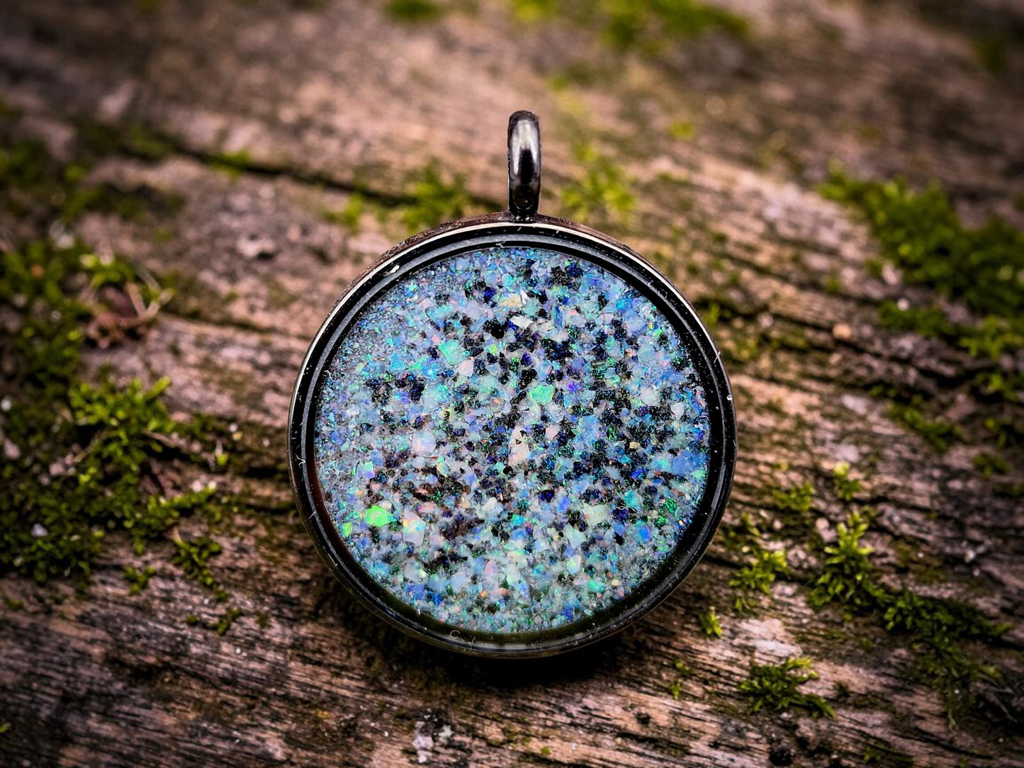 Anhänger aus schwarzem Edelstahl/Glaseinsatz, Nr. 160, mit bunten Andamooka Matrix und Lightning Ridge Opalsplittern, Maße: 3,6cm x 2,9cm, Unikat, von Hand individualisiert