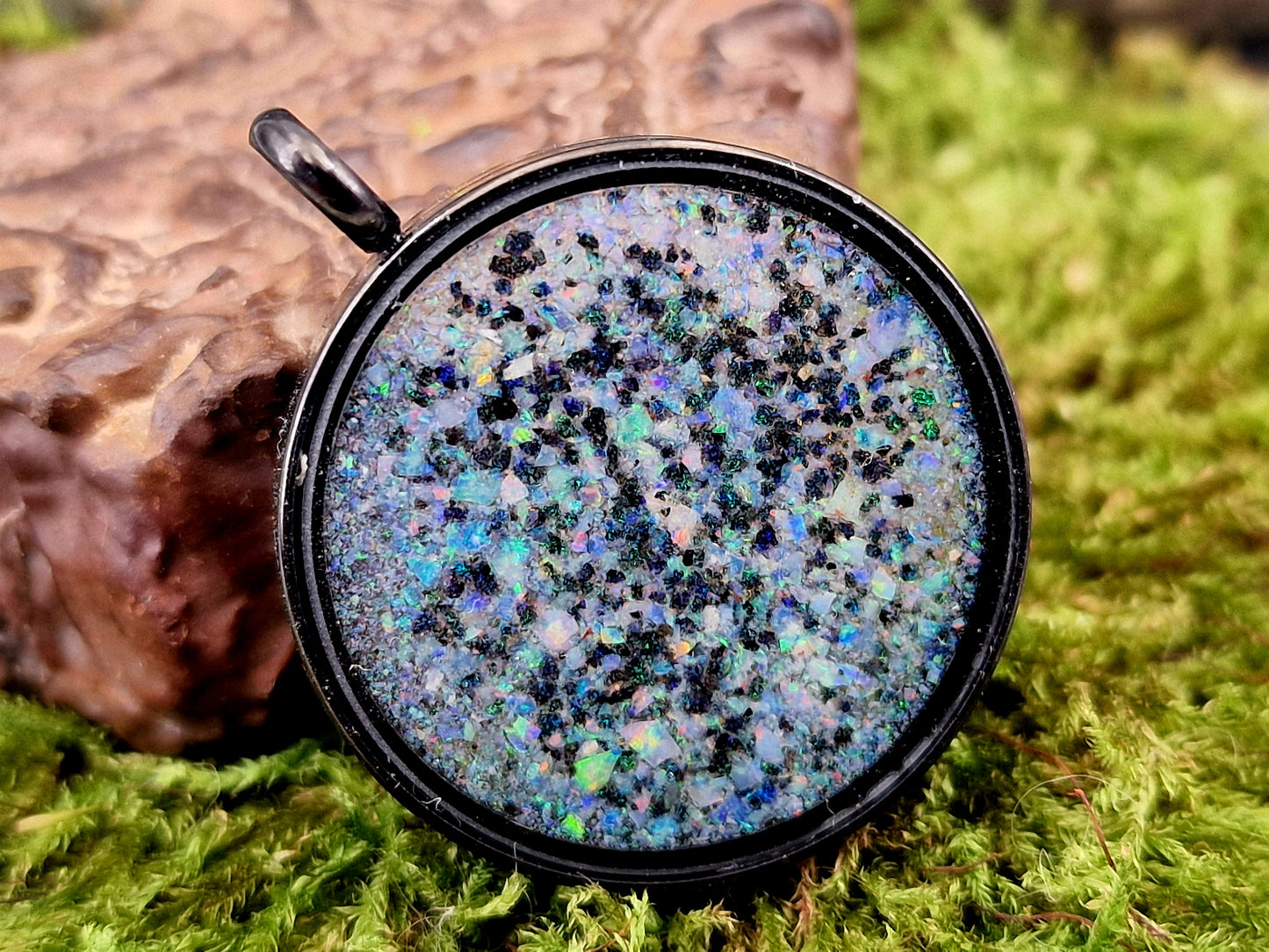 Anhänger aus schwarzem Edelstahl/Glaseinsatz, Nr. 160, mit bunten Andamooka Matrix und Lightning Ridge Opalsplittern, Maße: 3,6cm x 2,9cm, Unikat, von Hand individualisiert