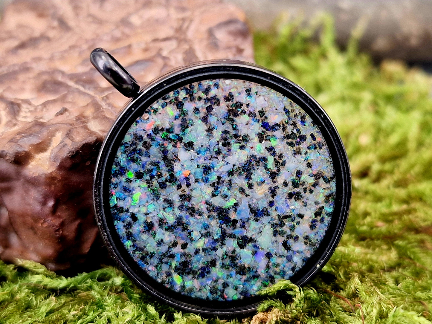 Anhänger aus schwarzem Edelstahl/Glaseinsatz, Nr.161, mit bunten Lightning Ridge Opalsplittern und dunklen Andamooka Matrix Splittern, Unikat, von Hand individualisiert, Maße: 3,6cm x 2,9mm