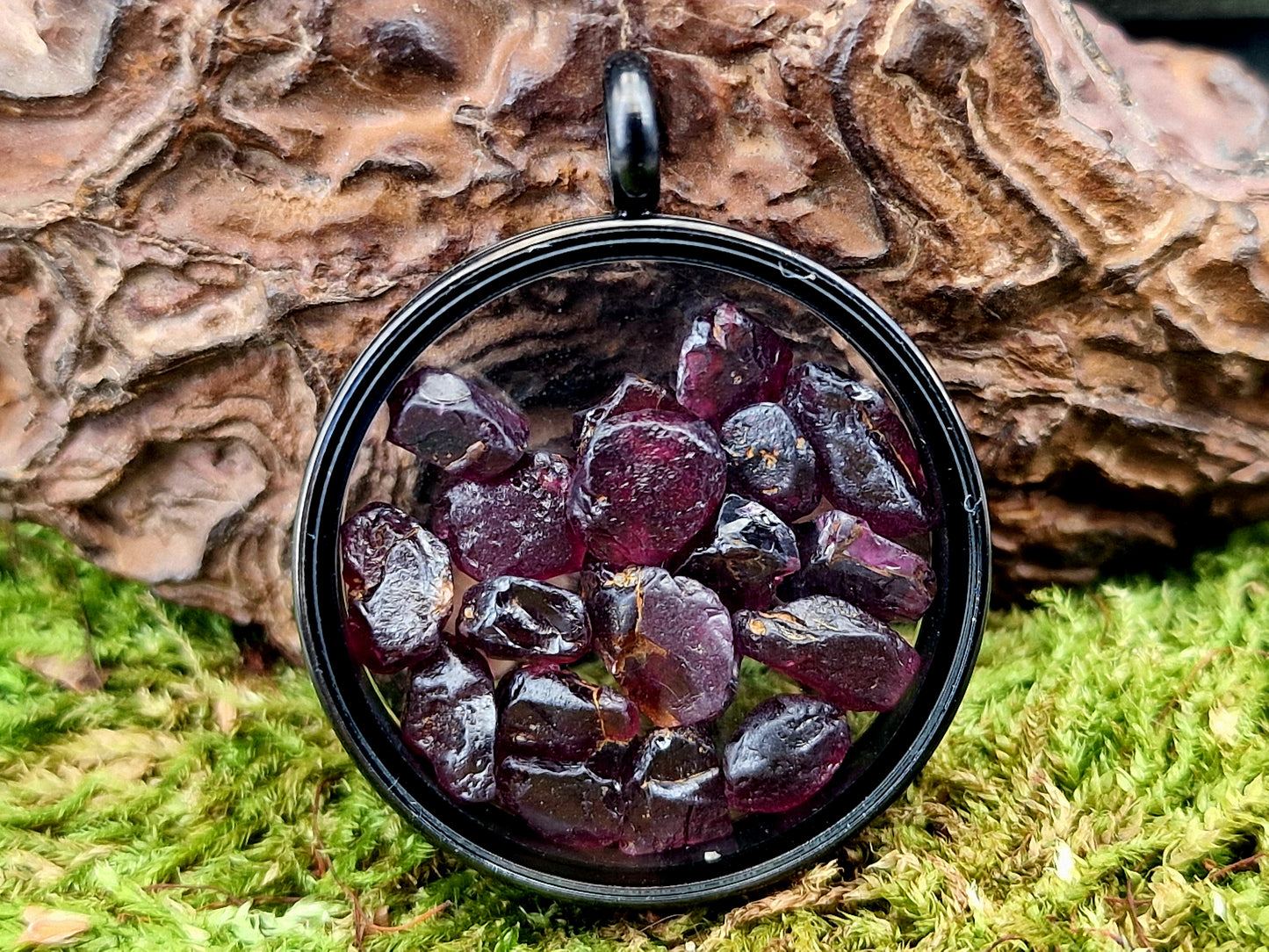 Edelstahl Anhänger in schwarz mit Glaseinsatz, gefüllt mit getrommelten dunkelrotem Granat, beidseitig tragbar, Nr. 164, von Hand individualisiert, Unikat