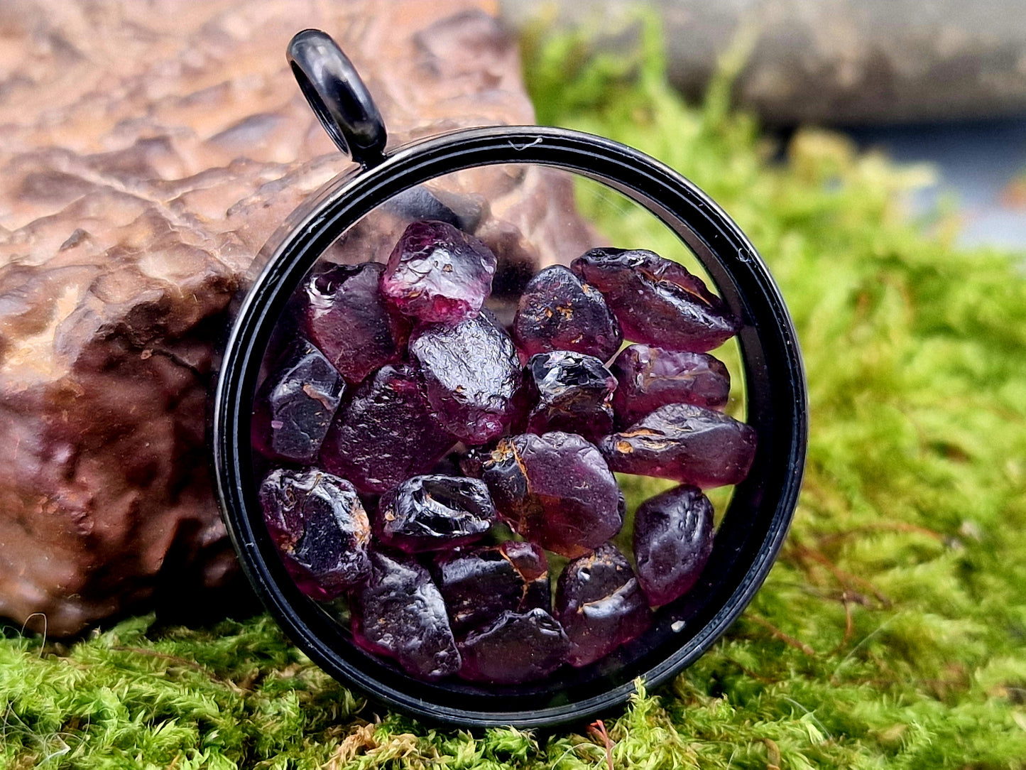 Edelstahl Anhänger in schwarz mit Glaseinsatz, gefüllt mit getrommelten dunkelrotem Granat, beidseitig tragbar, Nr. 164, von Hand individualisiert, Unikat