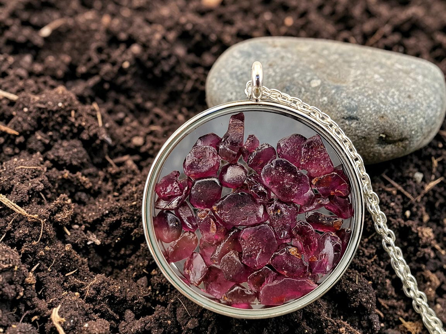 Silberfarbener Edelstahl Anhänger mit Glaseinsatz, Nr. 165, gefüllt mit roten natürlichen dunkelroten Granaten, incl. 46/50cm Edelstahlkette, Unikat, von Hand individualisiert
