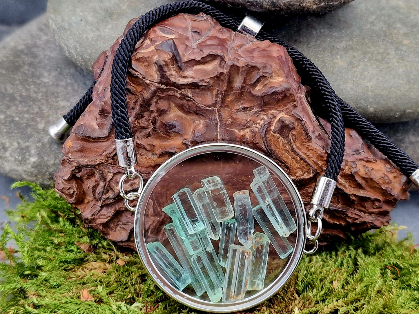 Edelstahl Armband silberfarbend mit schwarzem Stoffband, Nr. 167, gefüllt mit Aquamarin Kristallen, Unikat, von Hand individualisiert