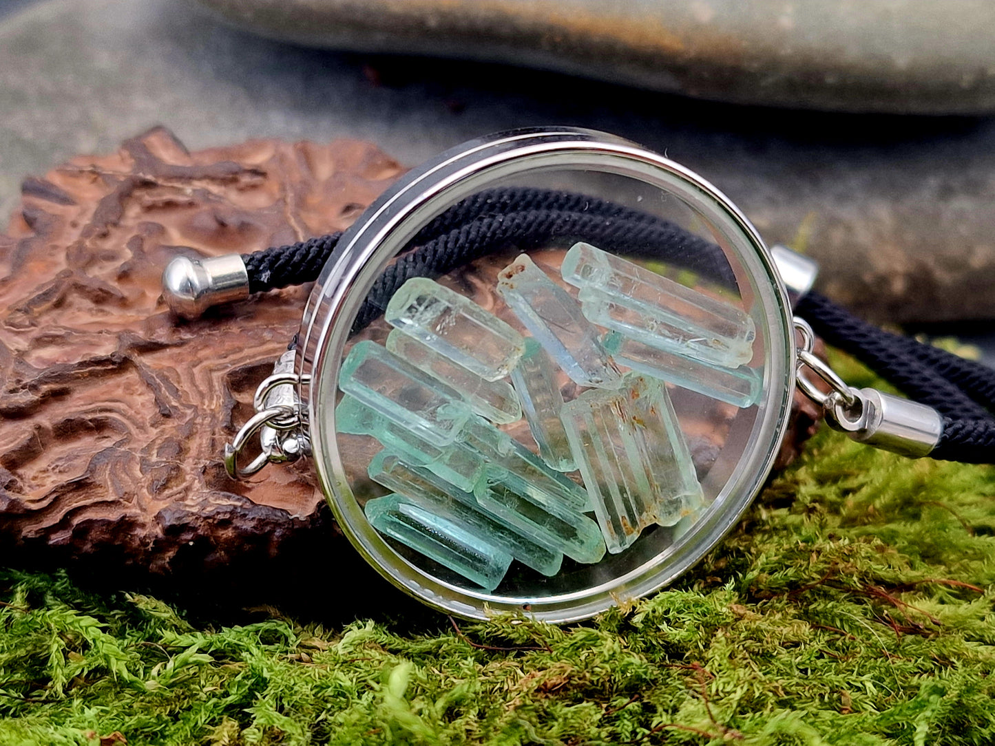 Edelstahl Armband silberfarbend mit schwarzem Stoffband, Nr. 167, gefüllt mit Aquamarin Kristallen, Unikat, von Hand individualisiert