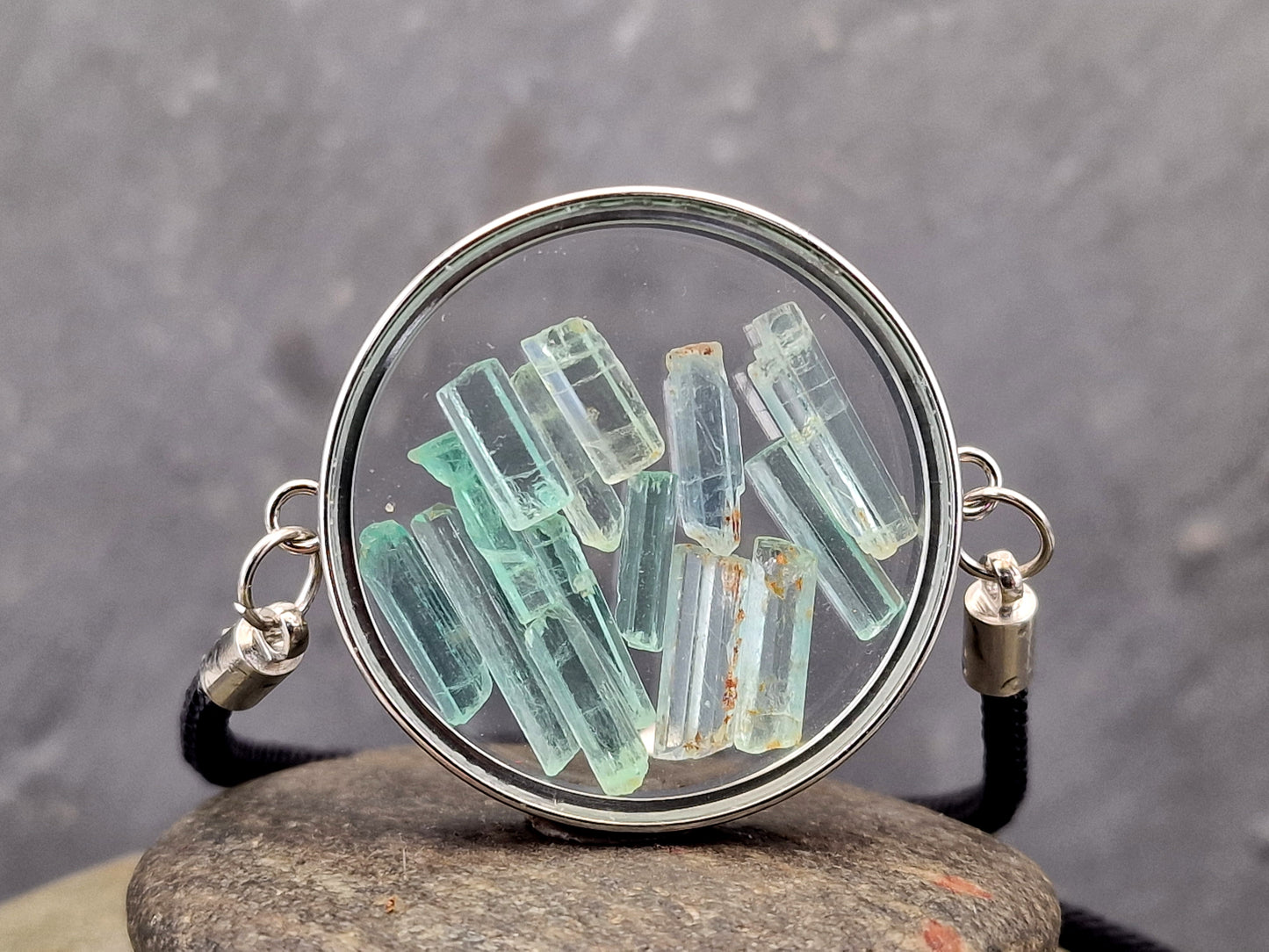 Edelstahl Armband silberfarbend mit schwarzem Stoffband, Nr. 167, gefüllt mit Aquamarin Kristallen, Unikat, von Hand individualisiert