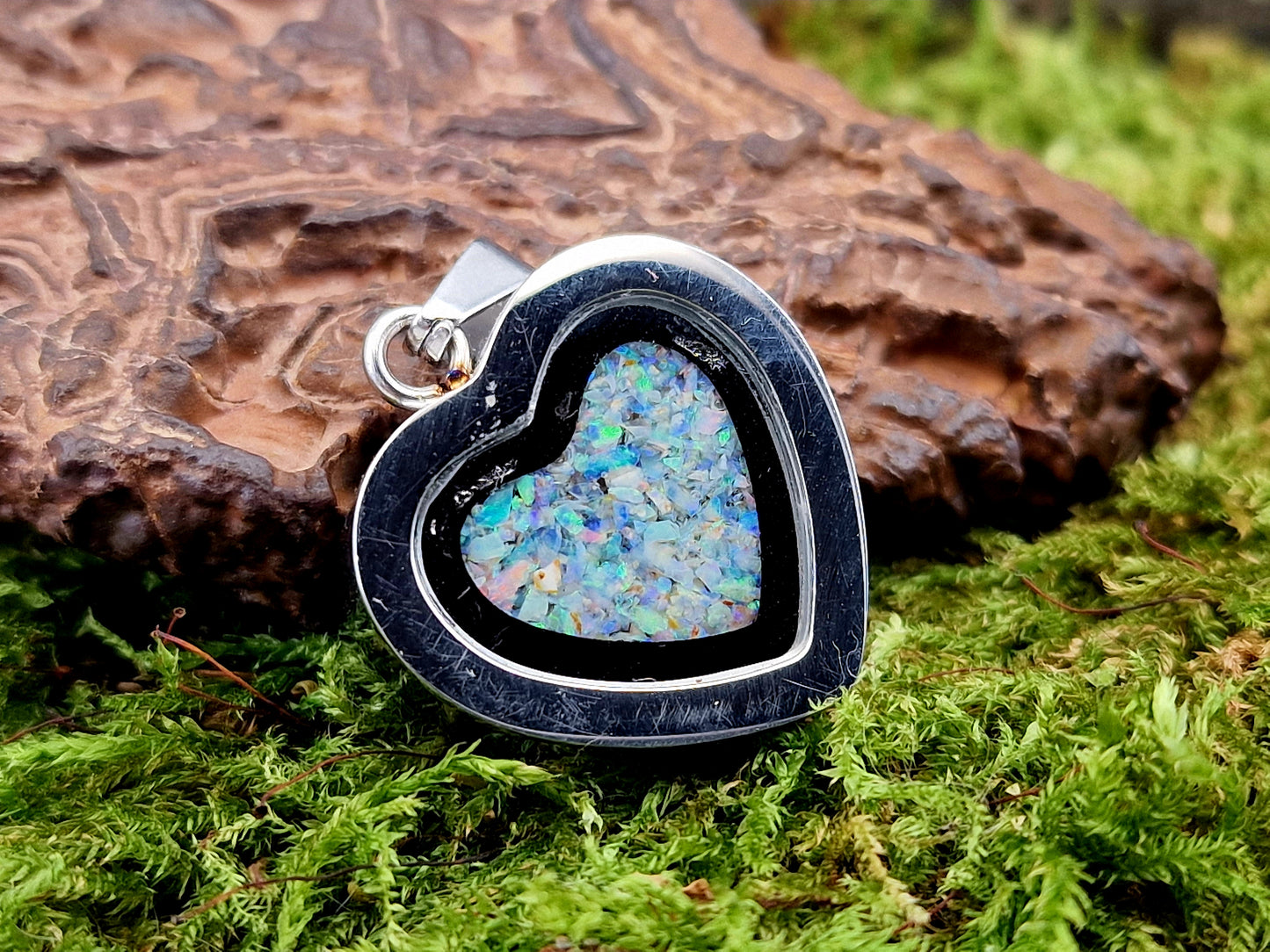 Silberfarbener Anhänger aus Edelstahl/Glas in Herzform mit buntem Lightning Ridge Opalsplittern, Unikat, von Hand individualisiert, Nr. 170