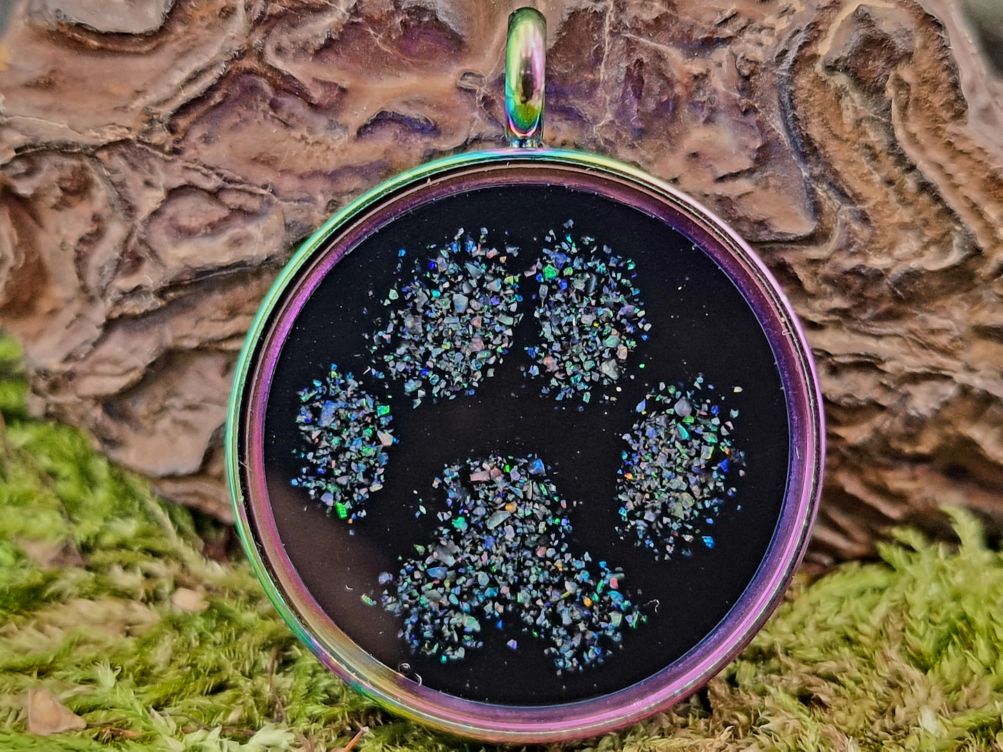 Bunt eloxierter Edelstahl/Glas Anhänger mit einem Pfötchen aus Lightning Ridge Opalsplittern, 3cm Durchmesser, Unikat, von Hand individualisiert