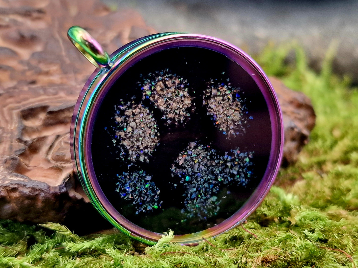 Bunt eloxierter Edelstahl/Glas Anhänger mit einem Pfötchen aus Lightning Ridge Opalsplittern, 3cm Durchmesser, Unikat, von Hand individualisiert
