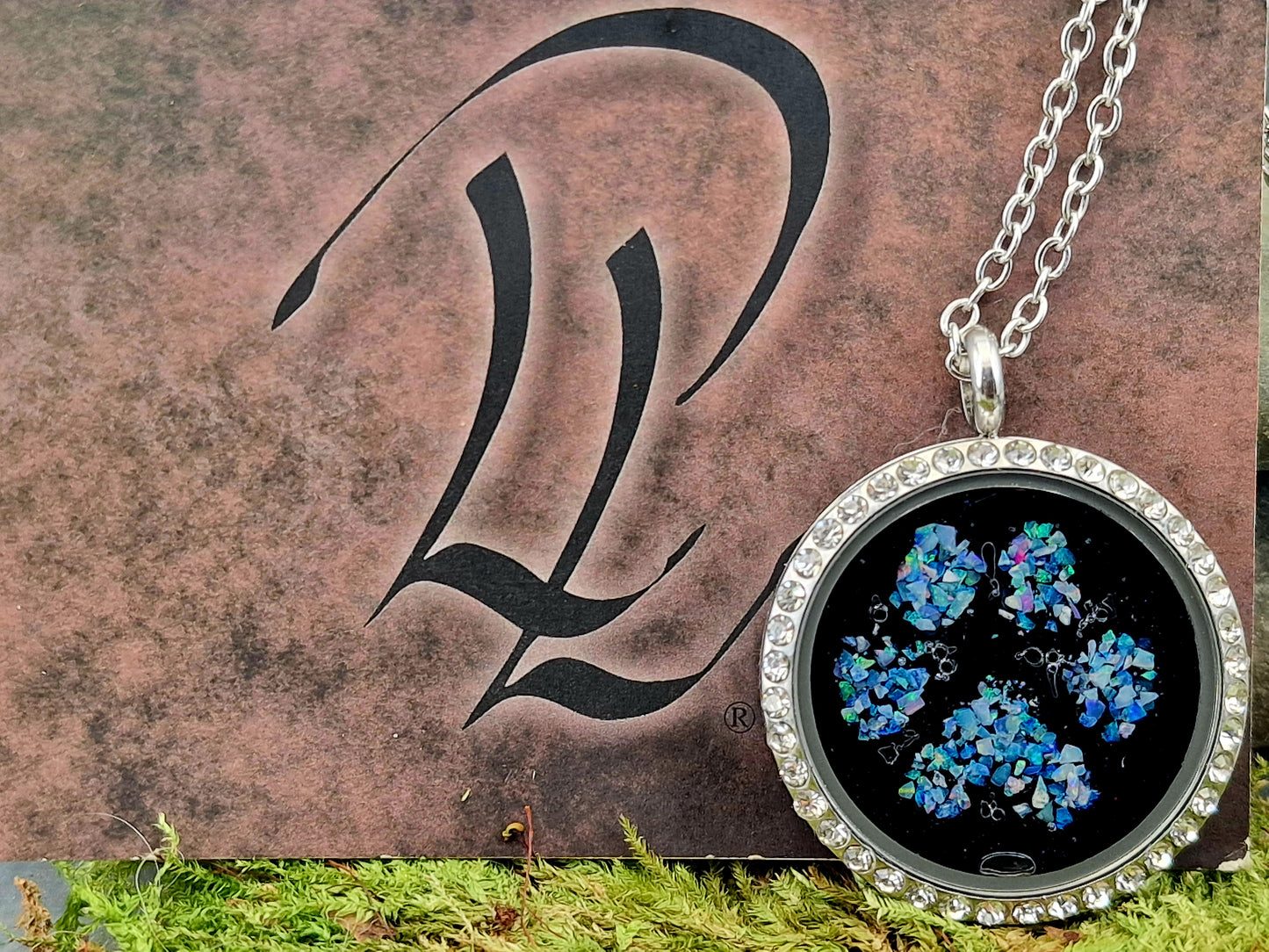 Edelstahl Anhänger silberfarbend mit bunten Lightning Ridge Opalsplittern in Pfötchenform, außen mit facettierten Glas Akzentsteinen, 55cm lange Edelstahlkette, Unikat, von Hand individualisiert, Nr. 172
