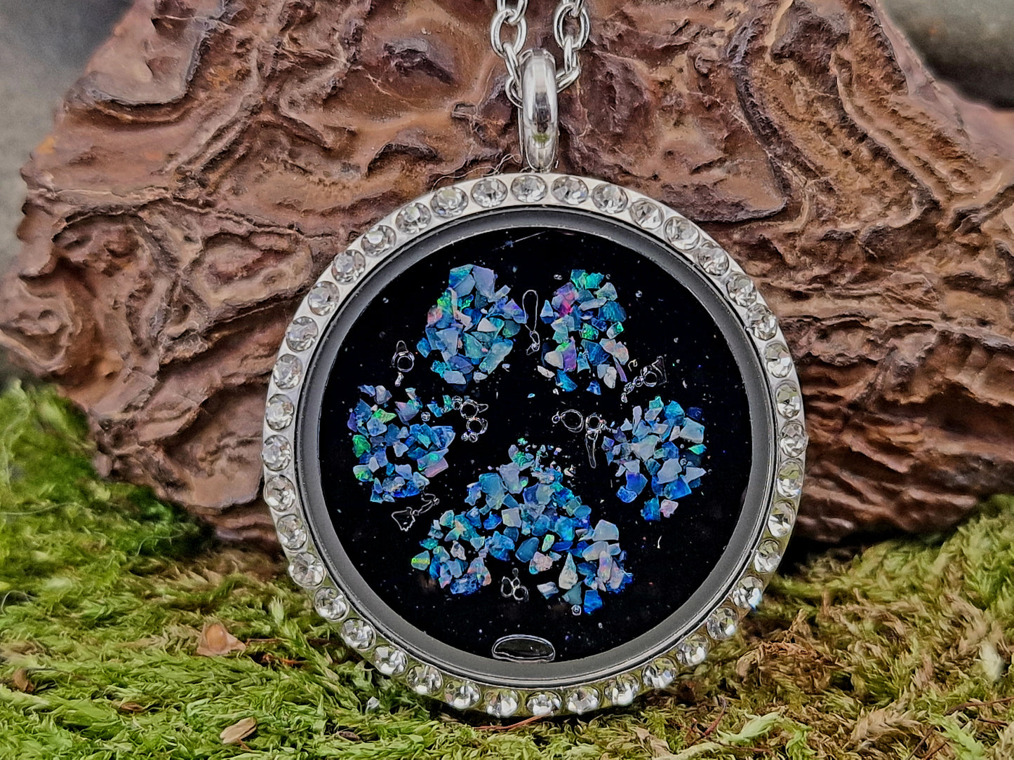 Edelstahl Anhänger silberfarbend mit bunten Lightning Ridge Opalsplittern in Pfötchenform, außen mit facettierten Glas Akzentsteinen, 55cm lange Edelstahlkette, Unikat, von Hand individualisiert, Nr. 172