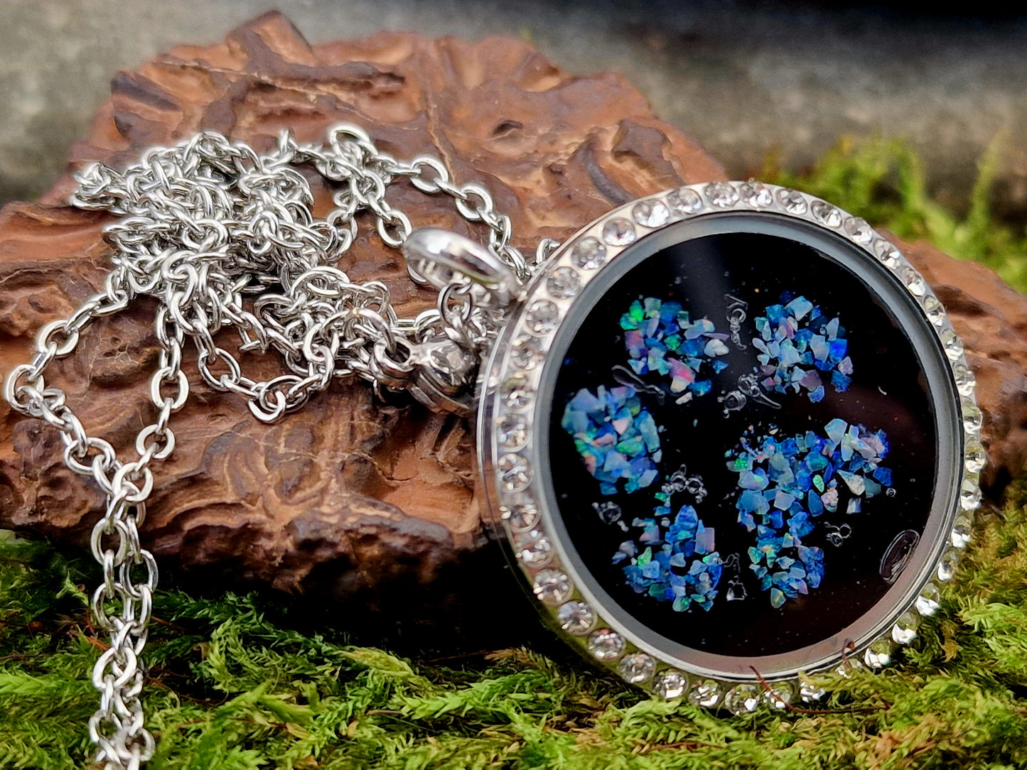Edelstahl Anhänger silberfarbend mit bunten Lightning Ridge Opalsplittern in Pfötchenform, außen mit facettierten Glas Akzentsteinen, 55cm lange Edelstahlkette, Unikat, von Hand individualisiert, Nr. 172