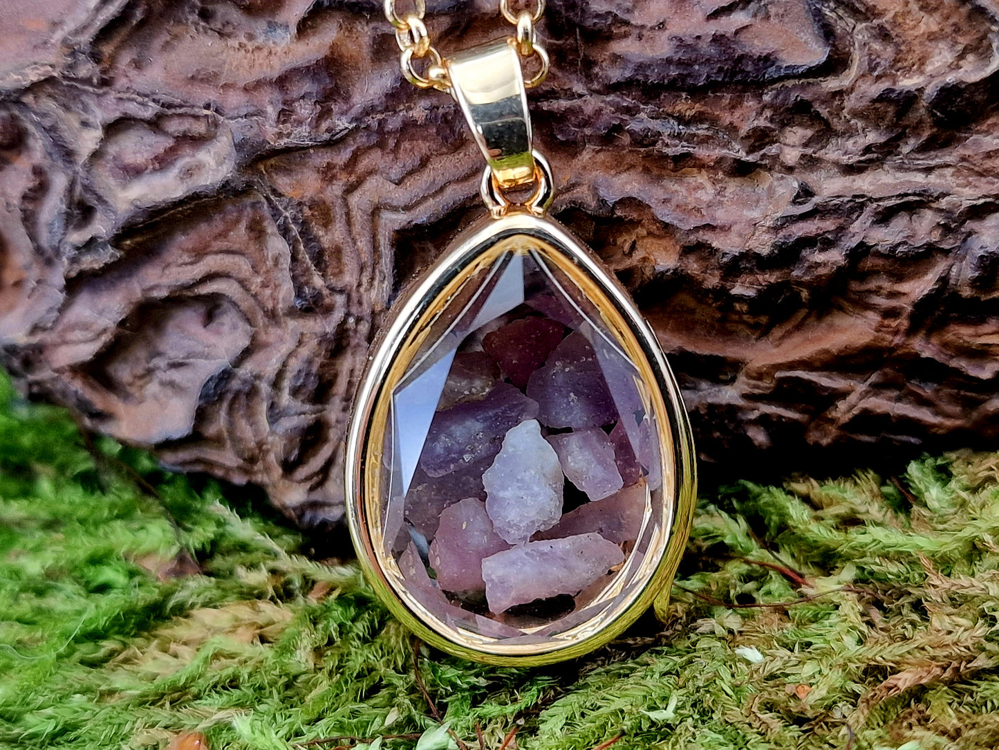 Edelstahl/Glas  Anhänger gelbgoldfarbenen in Tropfenform, mit Hackmanit Kristallen gefüllt, Nr. 175, 45cm lange Edelstahlkette, Unikat, von Hand individualisiert