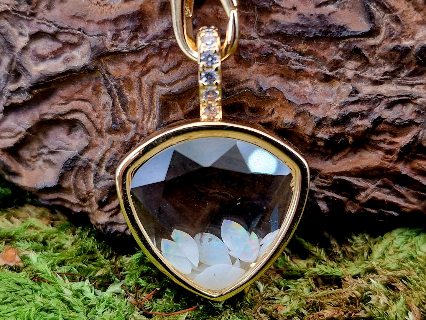 Gelbgoldfarbener Edelstahl/Glas Anhänger mit weißen Opalen in Navetteform, Nr. 177, 45cm lange dicke gelbgoldfarbene Edelstahlkette, Unikat, von Hand individualisiert
