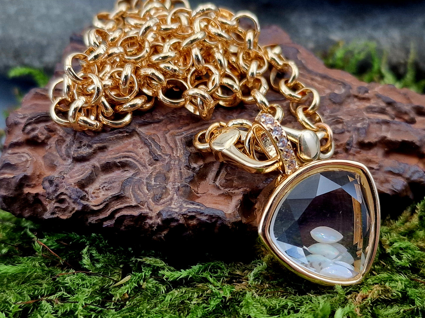 Gelbgoldfarbener Edelstahl/Glas Anhänger mit weißen Opalen in Navetteform, Nr. 177, 45cm lange dicke gelbgoldfarbene Edelstahlkette, Unikat, von Hand individualisiert
