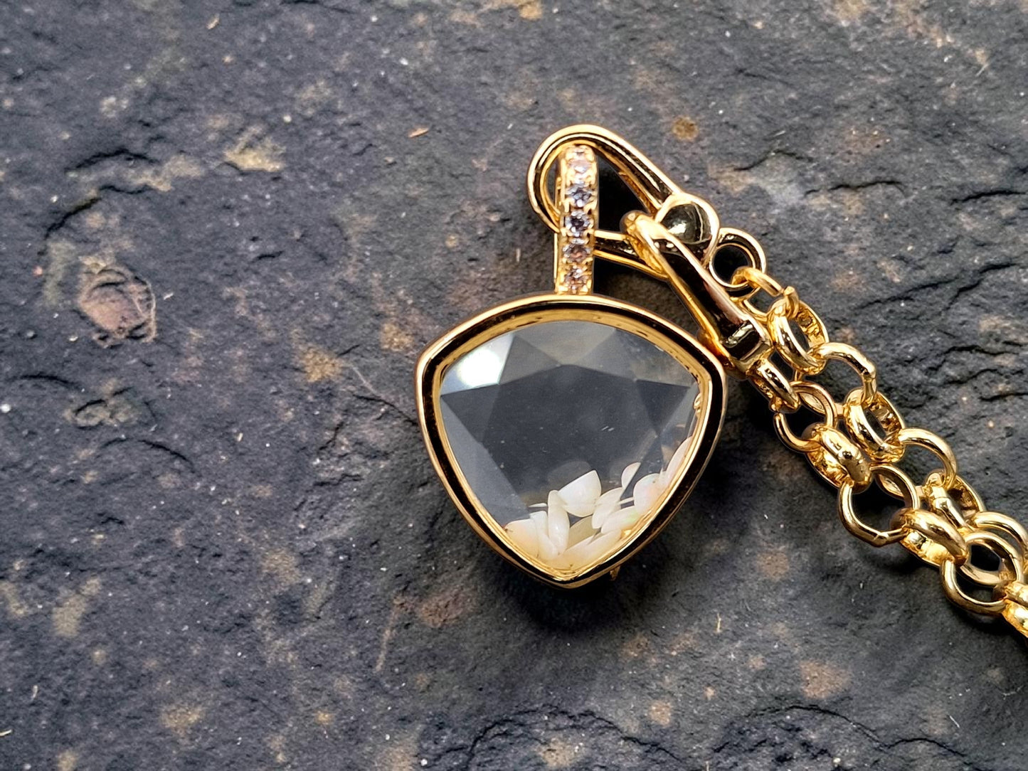 Gelbgoldfarbener Edelstahl/Glas Anhänger mit weißen Opalen in Navetteform, Nr. 177, 45cm lange dicke gelbgoldfarbene Edelstahlkette, Unikat, von Hand individualisiert