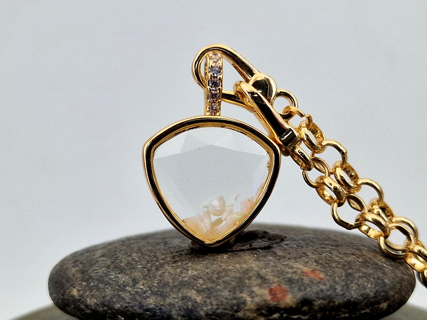 Gelbgoldfarbener Edelstahl/Glas Anhänger mit weißen Opalen in Navetteform, Nr. 177, 45cm lange dicke gelbgoldfarbene Edelstahlkette, Unikat, von Hand individualisiert