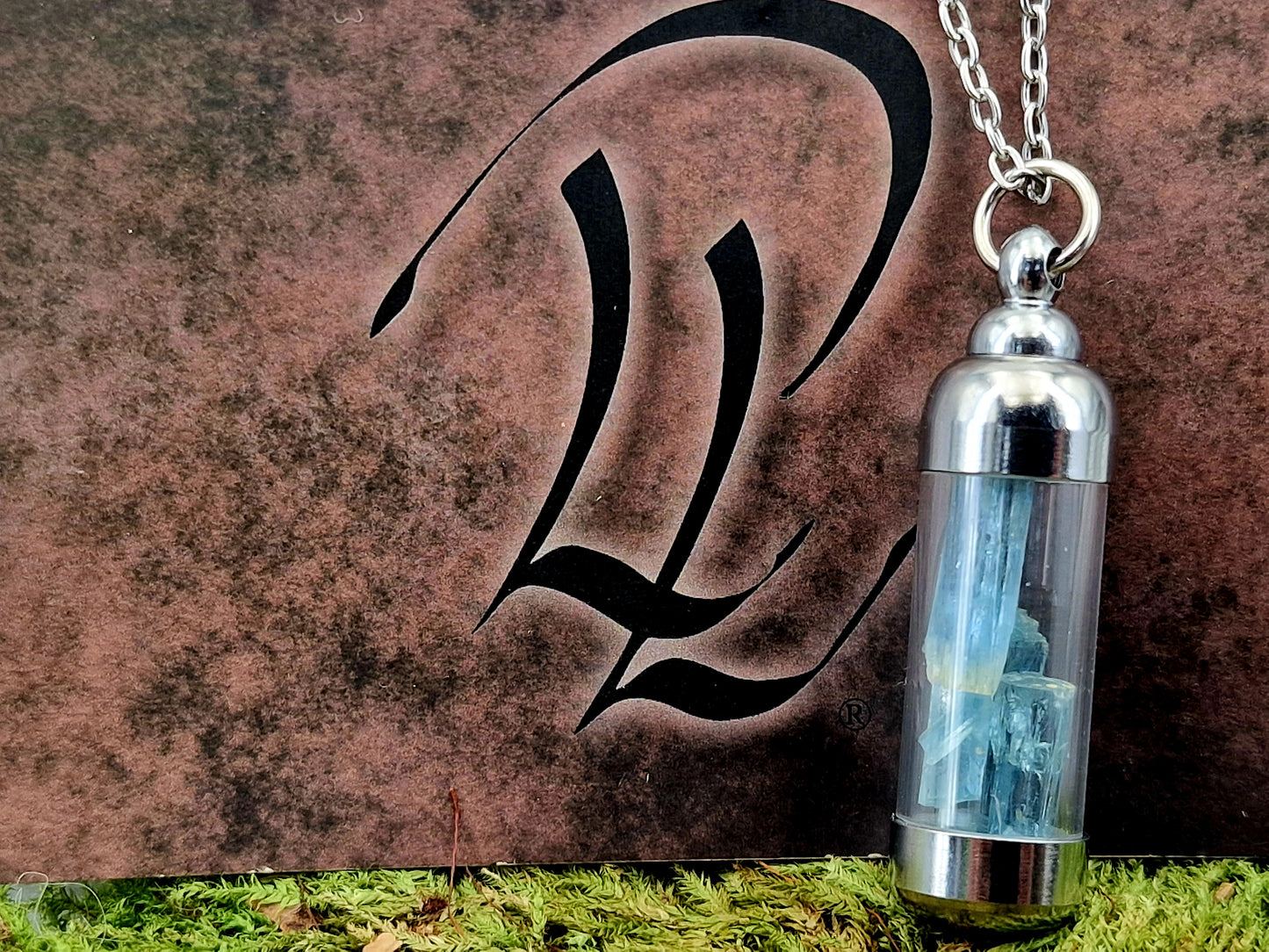 Silberfarbenes Edelstahl/Glasfläschchen mit Aquamarin Kristallen gefüllt, Nr. 178, 50cm lange Edelstahlkette, Unikat, von Hand individualisiert