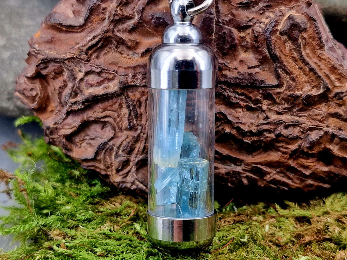 Silberfarbenes Edelstahl/Glasfläschchen mit Aquamarin Kristallen gefüllt, Nr. 178, 50cm lange Edelstahlkette, Unikat, von Hand individualisiert
