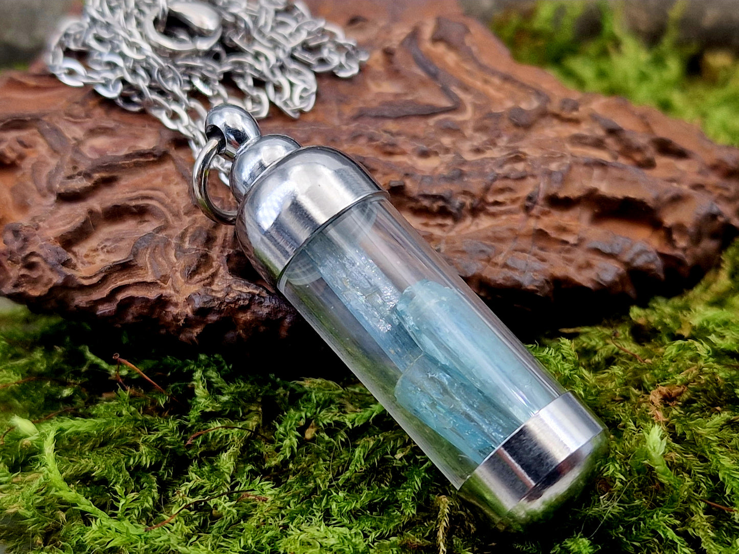 Silberfarbenes Edelstahl/Glasfläschchen mit Aquamarin Kristallen gefüllt, Nr. 178, 50cm lange Edelstahlkette, Unikat, von Hand individualisiert