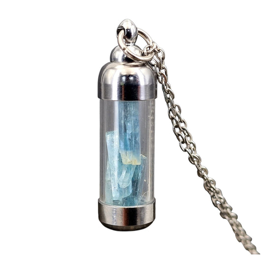 Silberfarbenes Edelstahl/Glasfläschchen mit Aquamarin Kristallen gefüllt, Nr. 178, 50cm lange Edelstahlkette, Unikat, von Hand individualisiert