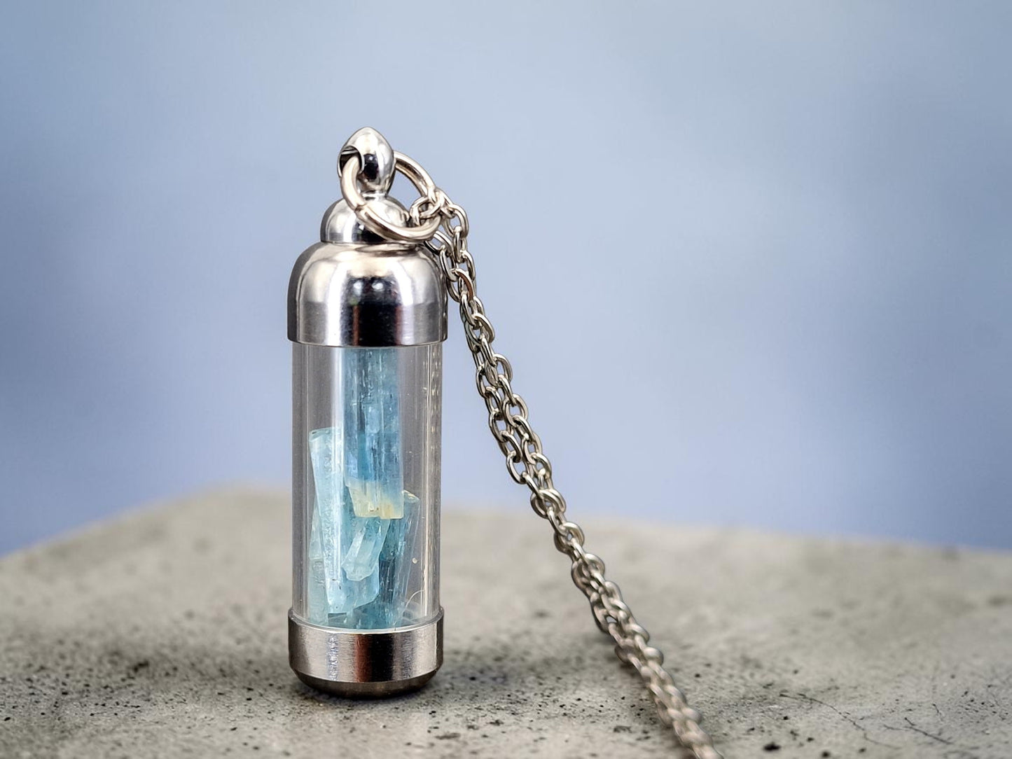 Silberfarbenes Edelstahl/Glasfläschchen mit Aquamarin Kristallen gefüllt, Nr. 178, 50cm lange Edelstahlkette, Unikat, von Hand individualisiert