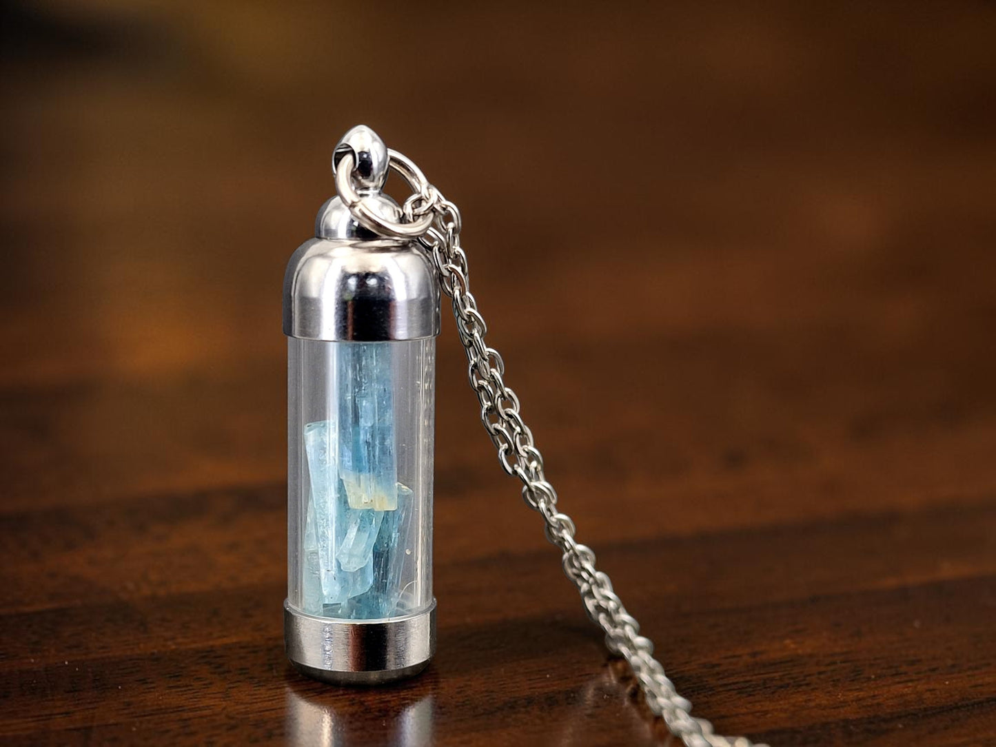 Silberfarbenes Edelstahl/Glasfläschchen mit Aquamarin Kristallen gefüllt, Nr. 178, 50cm lange Edelstahlkette, Unikat, von Hand individualisiert