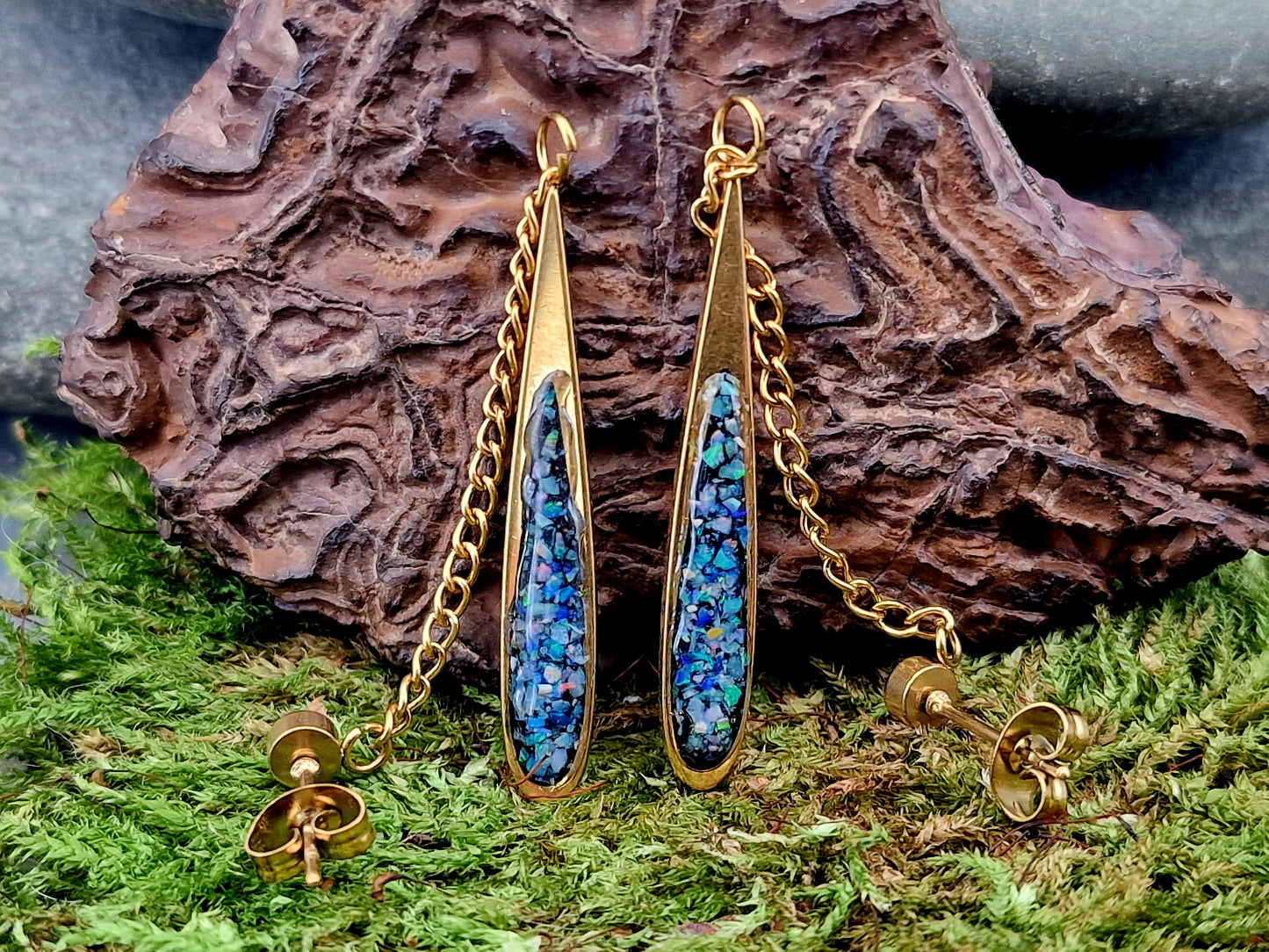 Edelstahl Ohrhänger gelbgoldfarben mit in Kunstharz eingegossenen bunten Lightning Ridge Opalsplittern, lang, baumelnd, mit Flügelmuttern, Unikat, von Hand individualisiert, Nr, 179