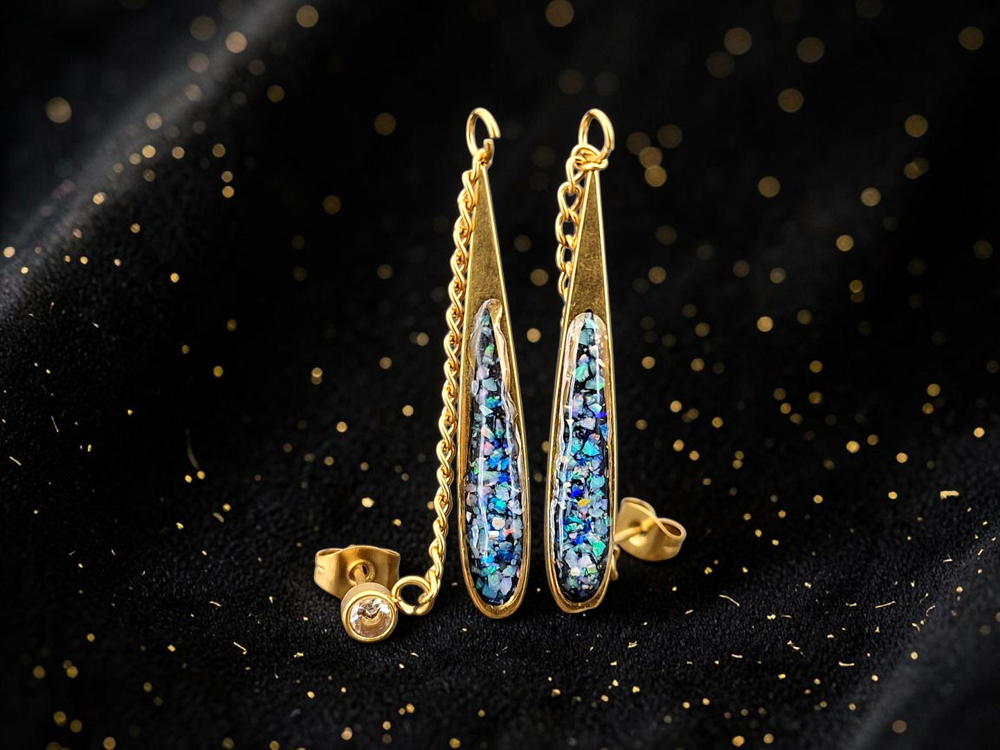 Edelstahl Ohrhänger gelbgoldfarben mit in Kunstharz eingegossenen bunten Lightning Ridge Opalsplittern, lang, baumelnd, mit Flügelmuttern, Unikat, von Hand individualisiert, Nr, 179