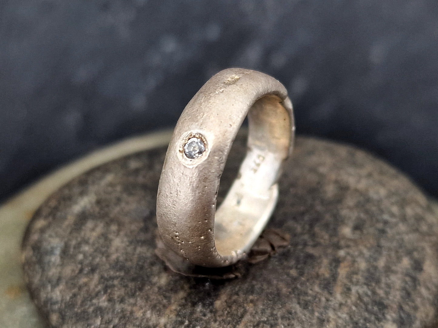 LeoLars-PABE Weißer Topas Sandguss Ring, Gr. 54 (17,2), aus 925er Silber mit Sandguss typischer Oberfläche, Topas rund facettiert, Unikat, Handarbeit