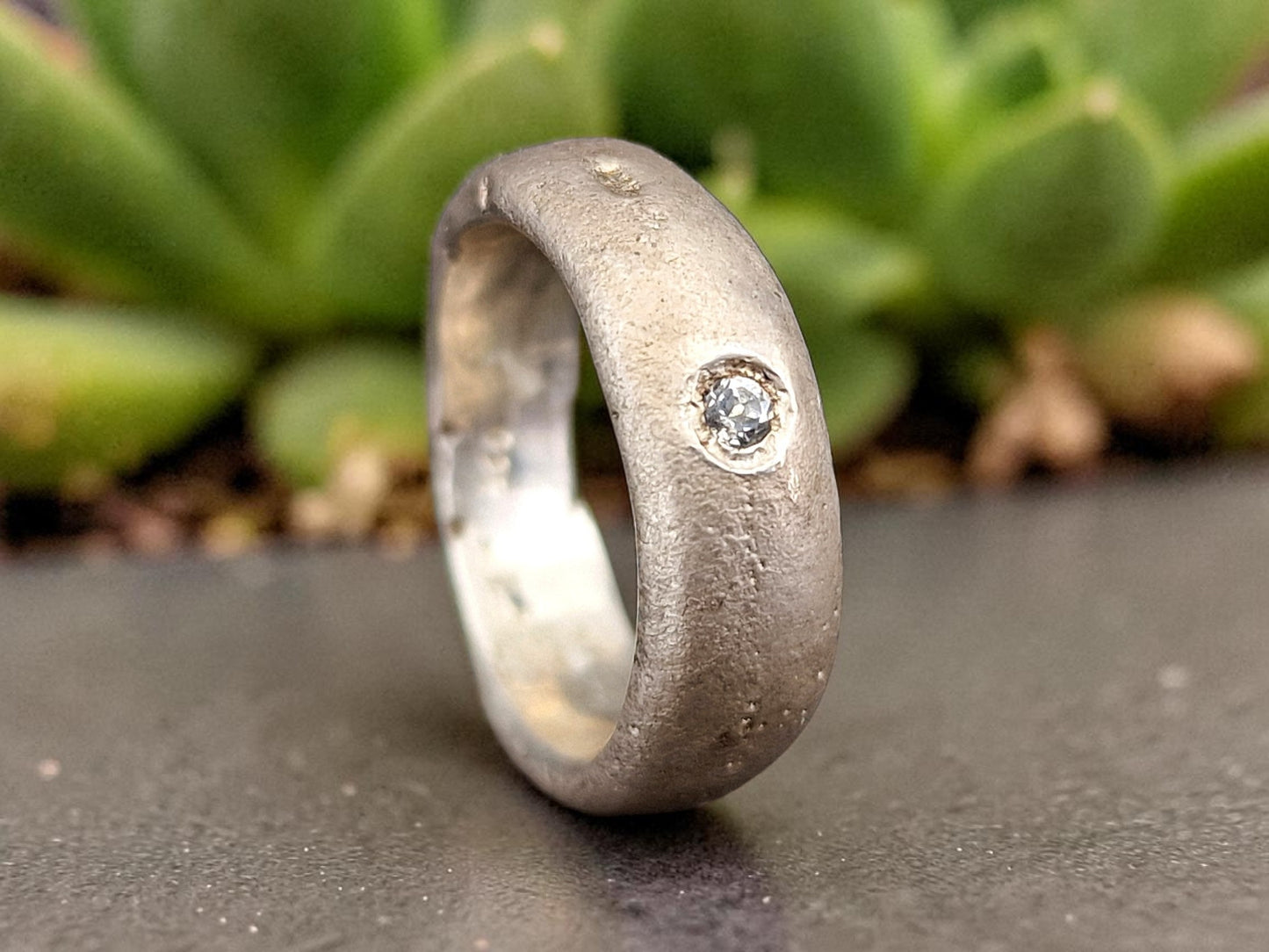 LeoLars-PABE Weißer Topas Sandguss Ring, Gr. 54 (17,2), aus 925er Silber mit Sandguss typischer Oberfläche, Topas rund facettiert, Unikat, Handarbeit