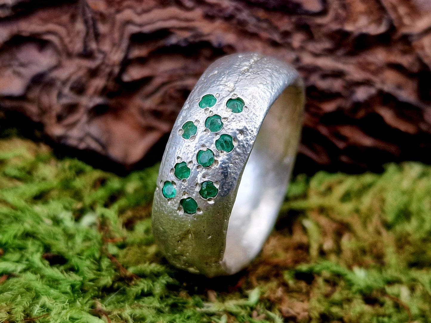 LeoLars-PABE Massiver Sandguss Design Ring aus 925er Silber mit 10 runden facettierten eingeriebenen Sambia Smaragden Größe 57 (18,2), Unikat, Handarbeit