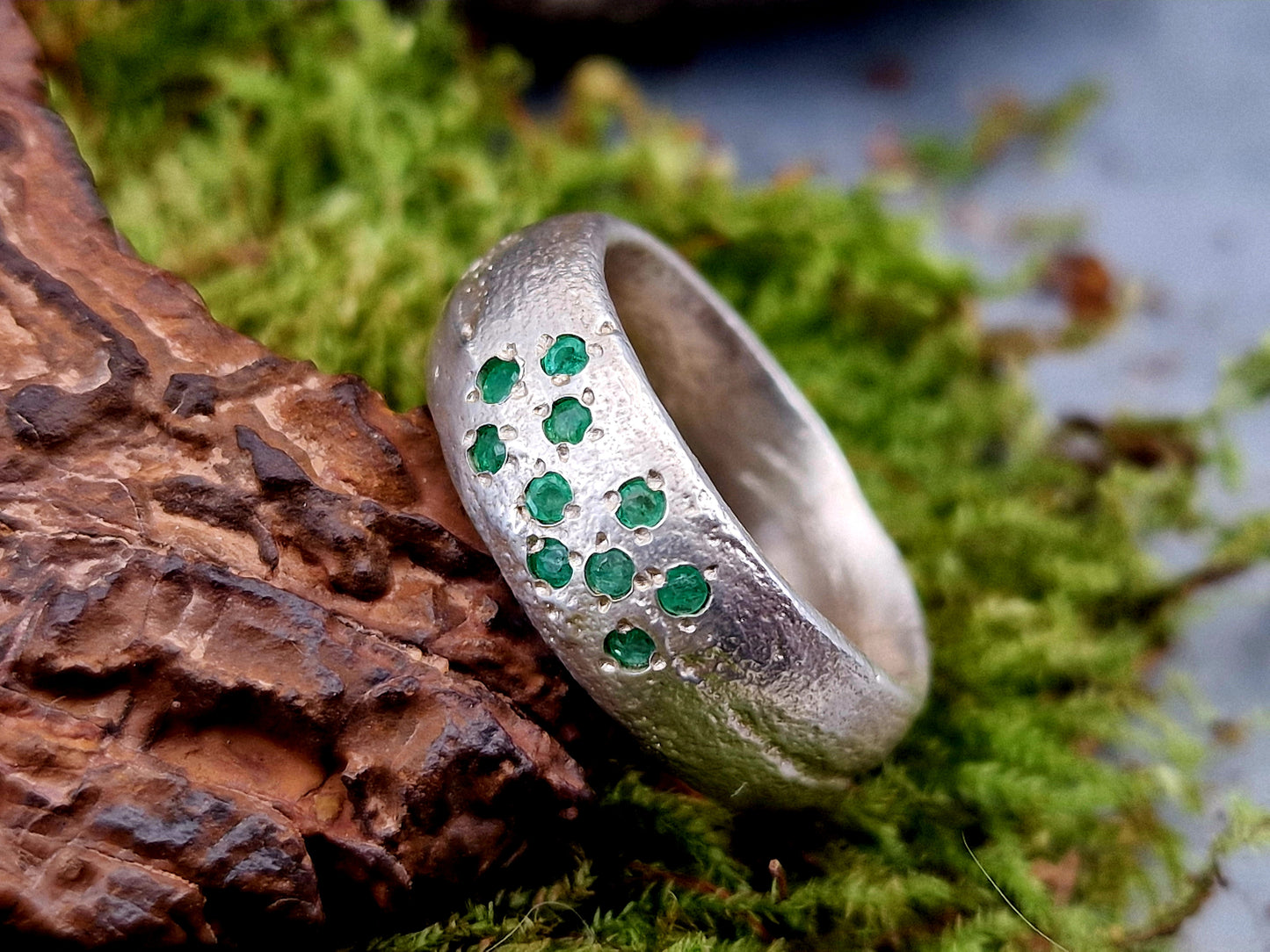 LeoLars-PABE Massiver Sandguss Design Ring aus 925er Silber mit 10 runden facettierten eingeriebenen Sambia Smaragden Größe 57 (18,2), Unikat, Handarbeit