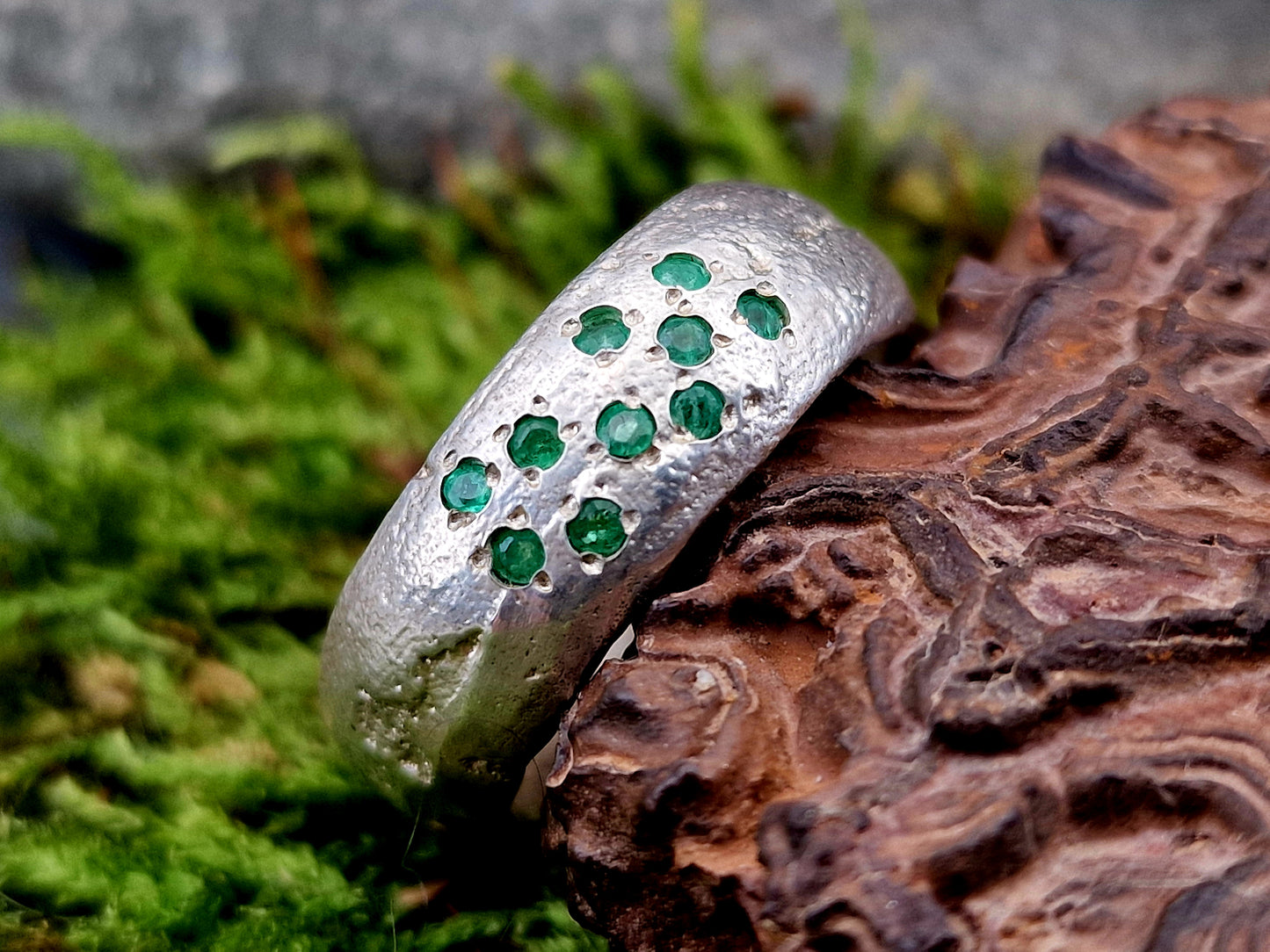 LeoLars-PABE Massiver Sandguss Design Ring aus 925er Silber mit 10 runden facettierten eingeriebenen Sambia Smaragden Größe 57 (18,2), Unikat, Handarbeit