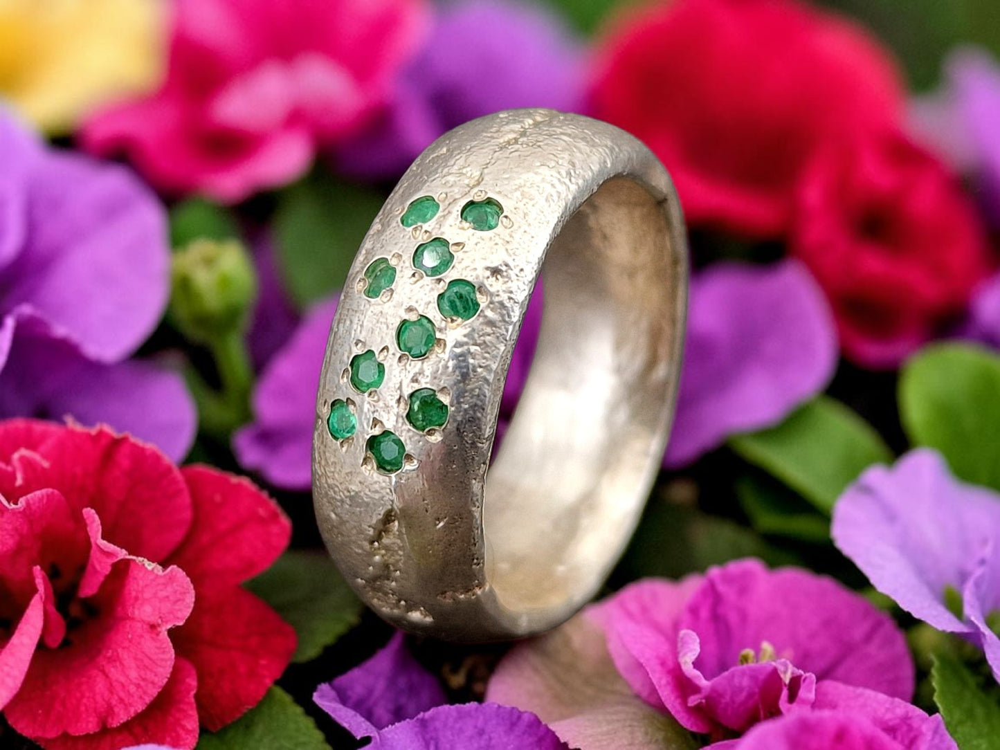 LeoLars-PABE Massiver Sandguss Design Ring aus 925er Silber mit 10 runden facettierten eingeriebenen Sambia Smaragden Größe 57 (18,2), Unikat, Handarbeit