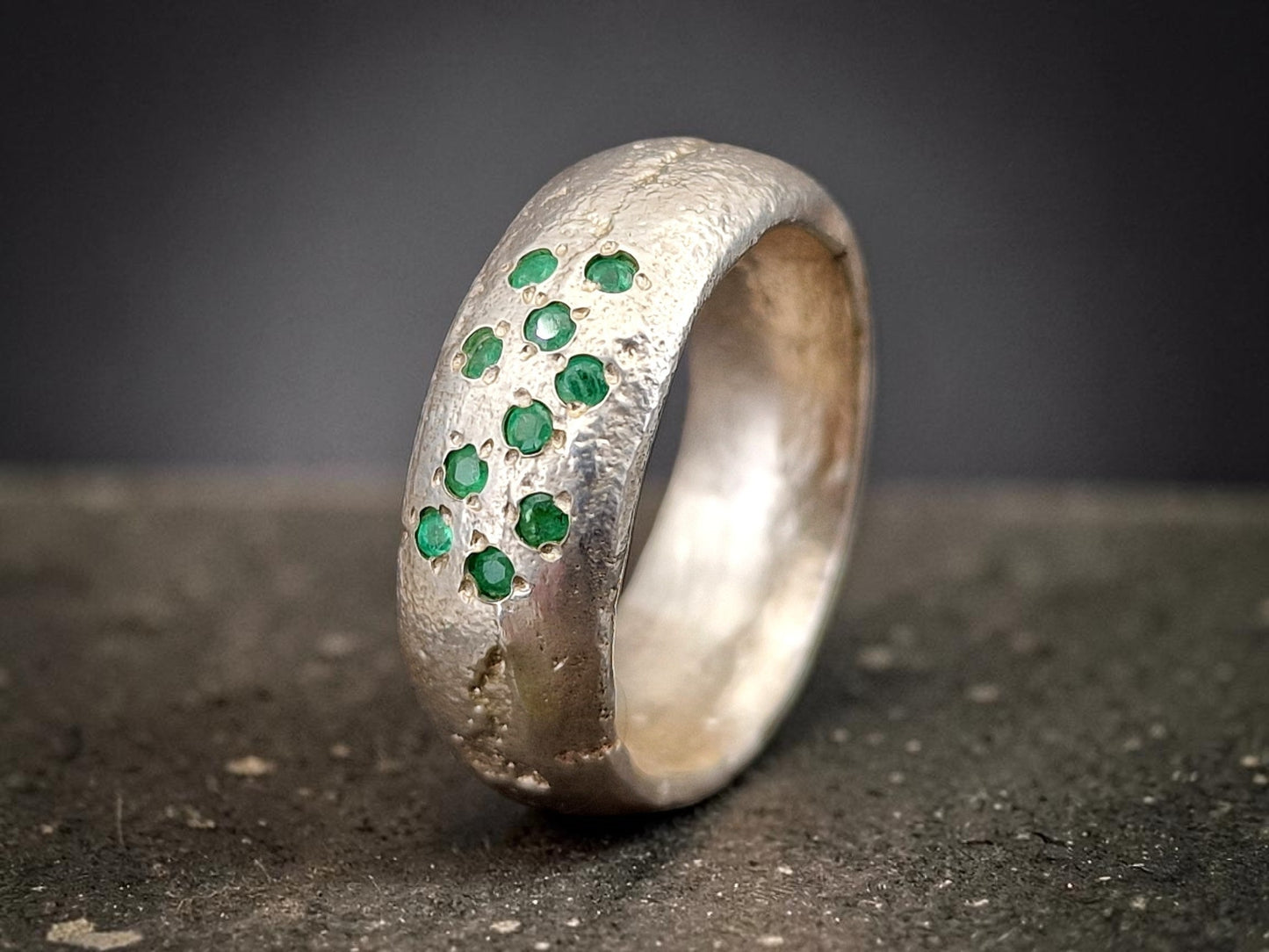 LeoLars-PABE Massiver Sandguss Design Ring aus 925er Silber mit 10 runden facettierten eingeriebenen Sambia Smaragden Größe 57 (18,2), Unikat, Handarbeit