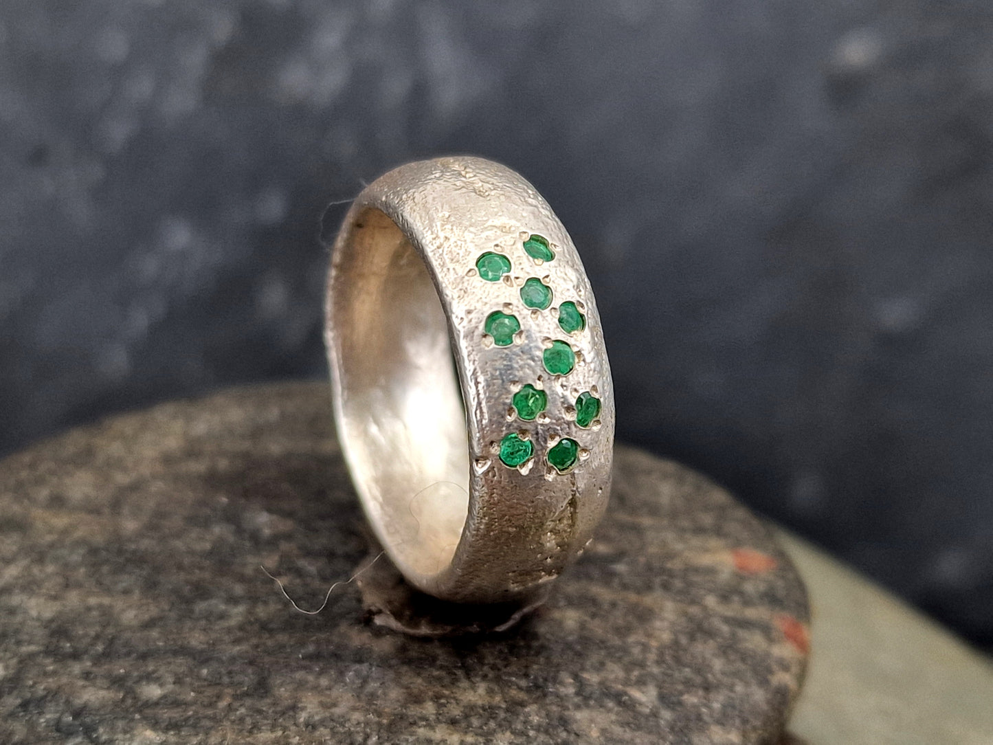 LeoLars-PABE Massiver Sandguss Design Ring aus 925er Silber mit 10 runden facettierten eingeriebenen Sambia Smaragden Größe 57 (18,2), Unikat, Handarbeit