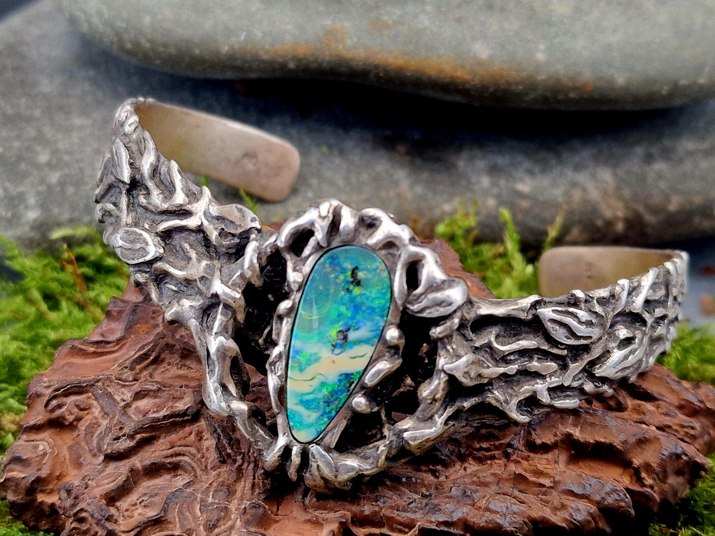 Armspange mit Boulder Opal aus 925er Silber, Organisches Design, Unikat, Handarbeit