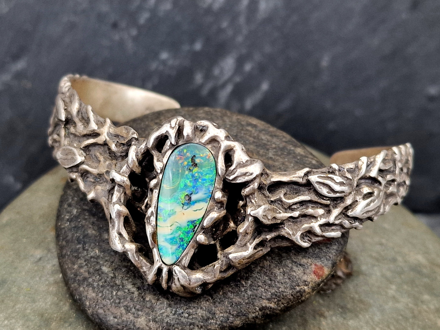 Armspange mit Boulder Opal aus 925er Silber, Organisches Design, Unikat, Handarbeit