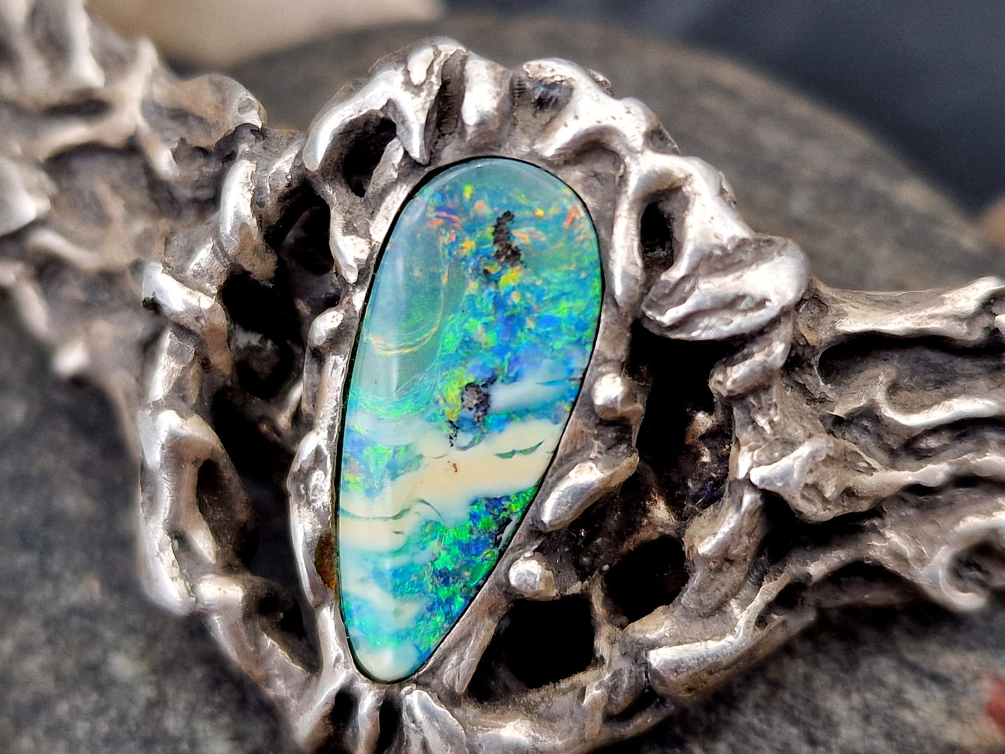 Armspange mit Boulder Opal aus 925er Silber, Organisches Design, Unikat, Handarbeit