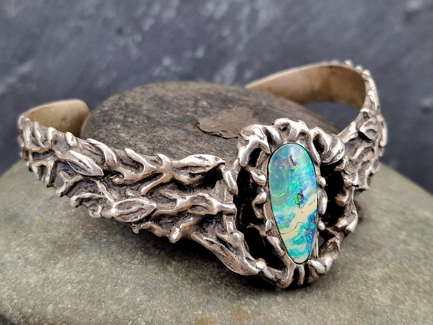 Armspange mit Boulder Opal aus 925er Silber, Organisches Design, Unikat, Handarbeit